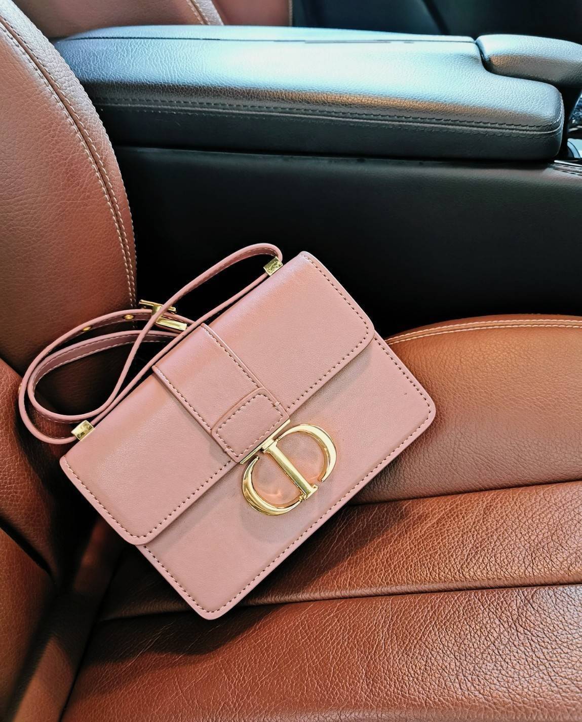 CHRISTIAN DIOR MINI BAG VIP GIFT WITH PURCHASE (GWP) พรีเมี่ยมกิ้ฟ Limited Edition จาก DIOR DUTYFREE COUNTER วัสดุหนังแท้ Calfskin ทรงสี่เหลี่ยมหนังเรียบสวยหรูอยู่ทรงเปิดปิดด้วยฝาปิดโลโก้แบรนด์อะไหล่ทองด้านหลังมีช่องใส่ของ ภายในโล่งมีโลโก้สามารถใส่มือถือข