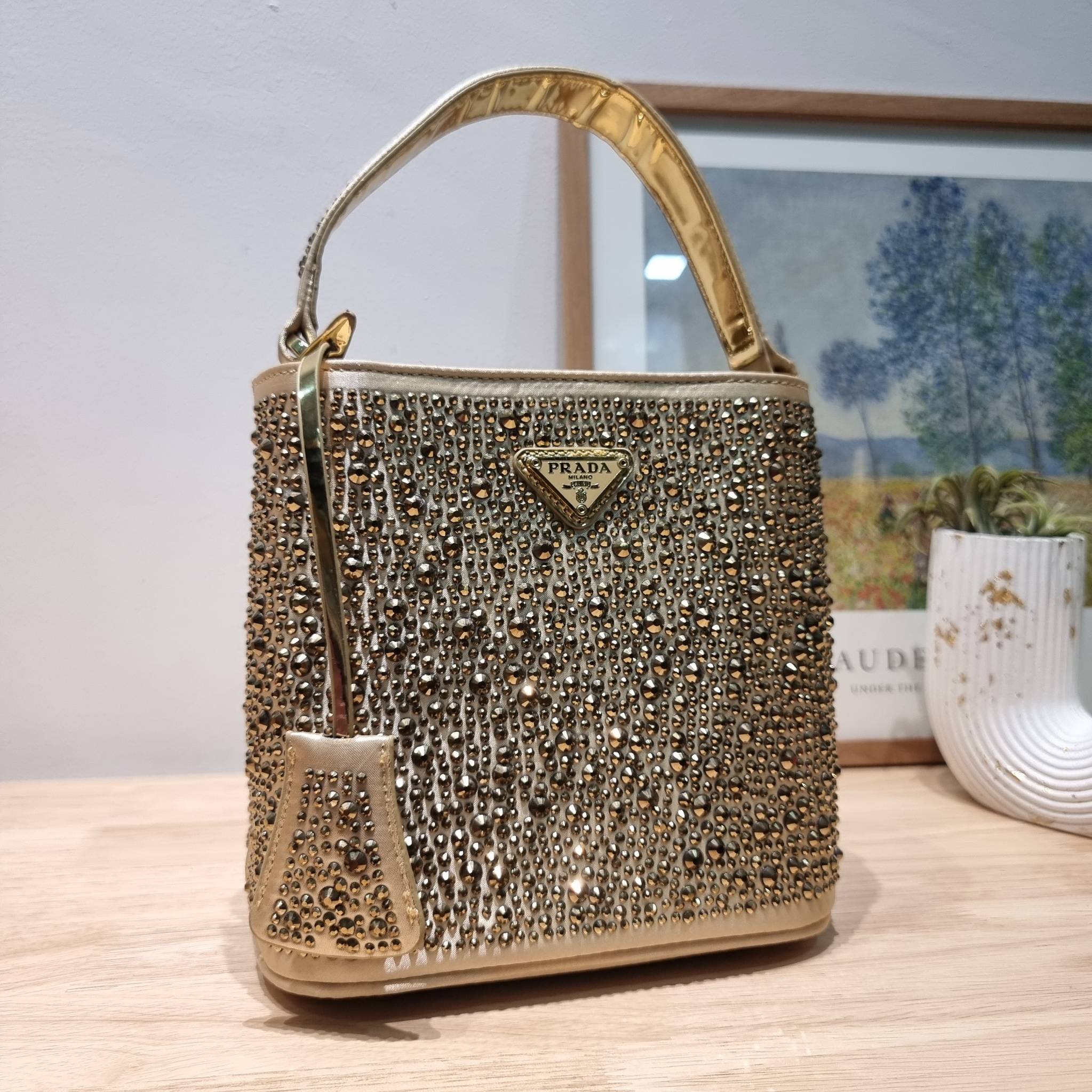 PRADA SMALL PANIER CRYSTAL EMBELLISHED TOTE BAG กระเป๋าสะพายทรงโท้ท ไซส์กำลังสวย หรูหรา โดดเด่น ถือออกงานก็ดูระยิบระยับเล่นแสง ทำให้ดูดีมีราคา