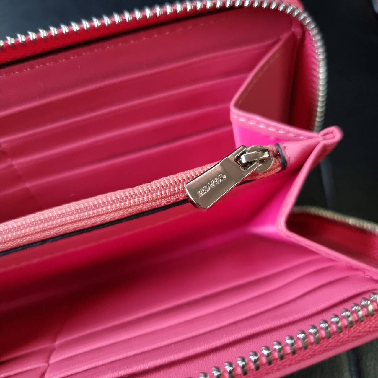 COACH F54630 ACCORDION ZIP WALLET IN SIGNATURE COATED CANVAS WITH LEATHER STRIPE กระเป๋าสตางค์ใบยาวรุ่นคลาสสิค คัดสีขายดีมาให้กันเลยจ้า ♥️ วัสดุหนังแคนวาสเคลือบลาย เปิด-ปิดด้วยซิปรอบ รูดใช้งานง่าย ใส่บัตรได้ มีช่องซิปใส่เหรียญ ใส่มือถือได้ พกใบนี้ใ