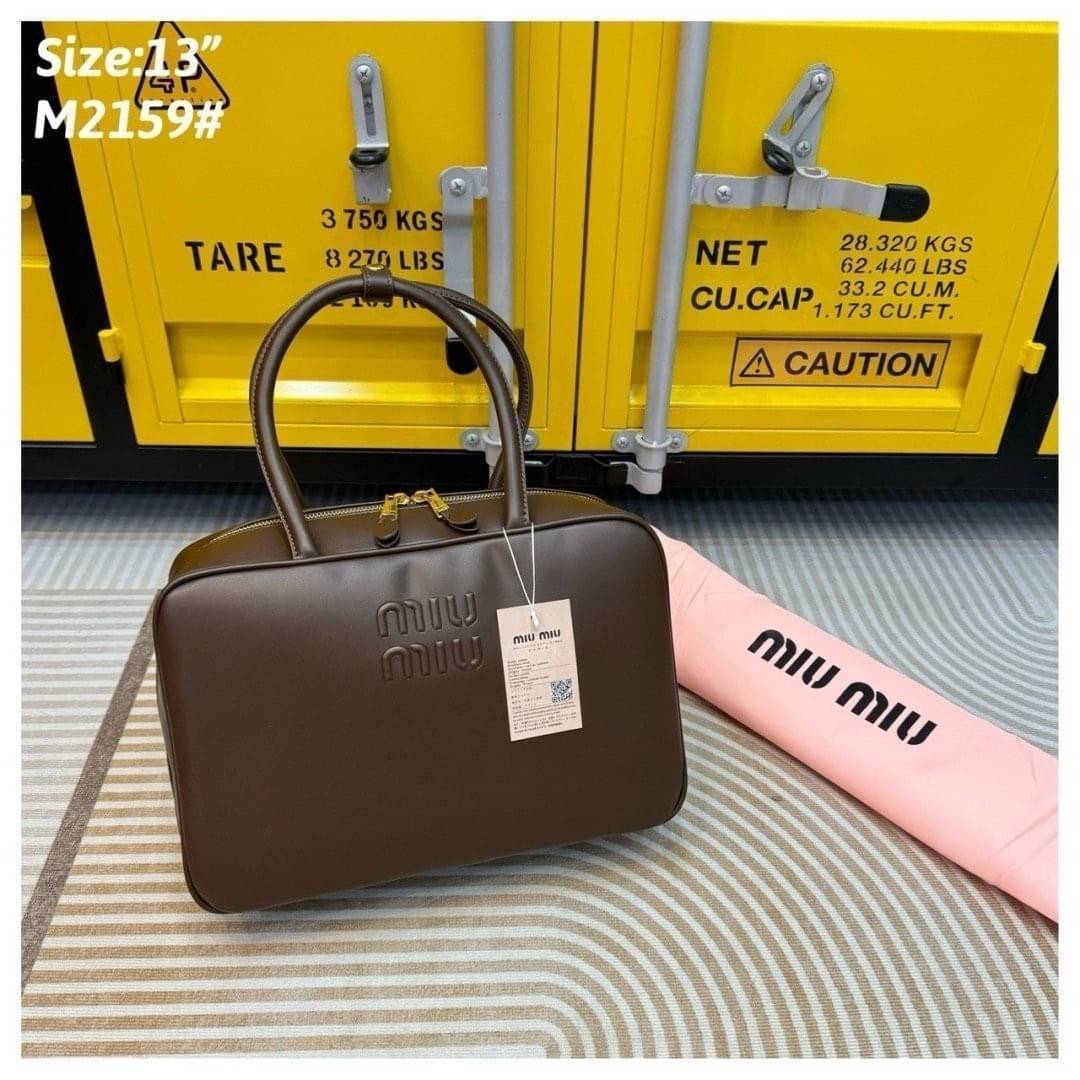 MIU MIU LEATHER BEAU BAG กระเป๋าถือทรงบอสตันใบใหญ่จุใจ ซิปรอบเปิดได้กว้างๆ ดีไซน์เรียบแต่มากมีอยู่จริง สวยดูแพง หูจับในตัวง่ายและสะดวกพกพา ภายในโล่งกว้างมาก ใส่ของได้ครบถ้วน