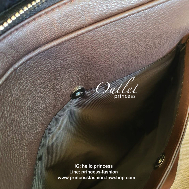 Coach Men crossbody bag Best seller! กระเป๋าข้างรุ่นยอดฮิตของคุณผู้ชาย วัสดุหนังลาย signature brand รอบใบ ด้านหน้ามี logo brand มีช่องหน้าหลัง ช่องหลักเปิดปิดด้วยซิป ใส่ wallet ยาว mini iPad ได้ มีช่องซิปเล็ก สายสะพายยาสปรับได้ค่ะ