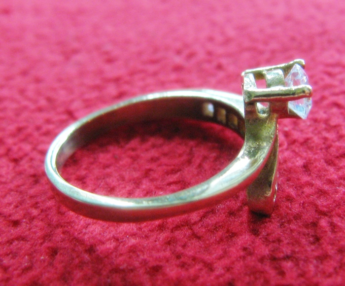 สินค้าหมดค่ะ แหวนเพชรทองเหลือง แบบ8(เพชรกลม1เม็ด ปลายเพชรเล็ก7เม็ด)ค่ะ