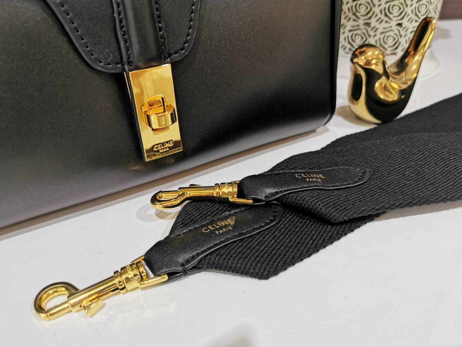 CELINE TRIOMPHE CROSSBODY BAG SMOOTH CALFSKIN VIP GIFT WITH PURCHASE-GWP พรีเมี่ยมกิ๊ฟ Limited Edition จาก CELINE PERFUME DUTY FREE COUNTER วัสดุ หนังแท้ CALFSKIN ดีไซน์สวยหรูสุดคลาสสิคหนังเรียบสวยอยู่ทรงเปิดปิดด้วยฝาปิดล๊อคบิดโลโก้แบรนด์อะไหล่ทองวิ้งๆภาย