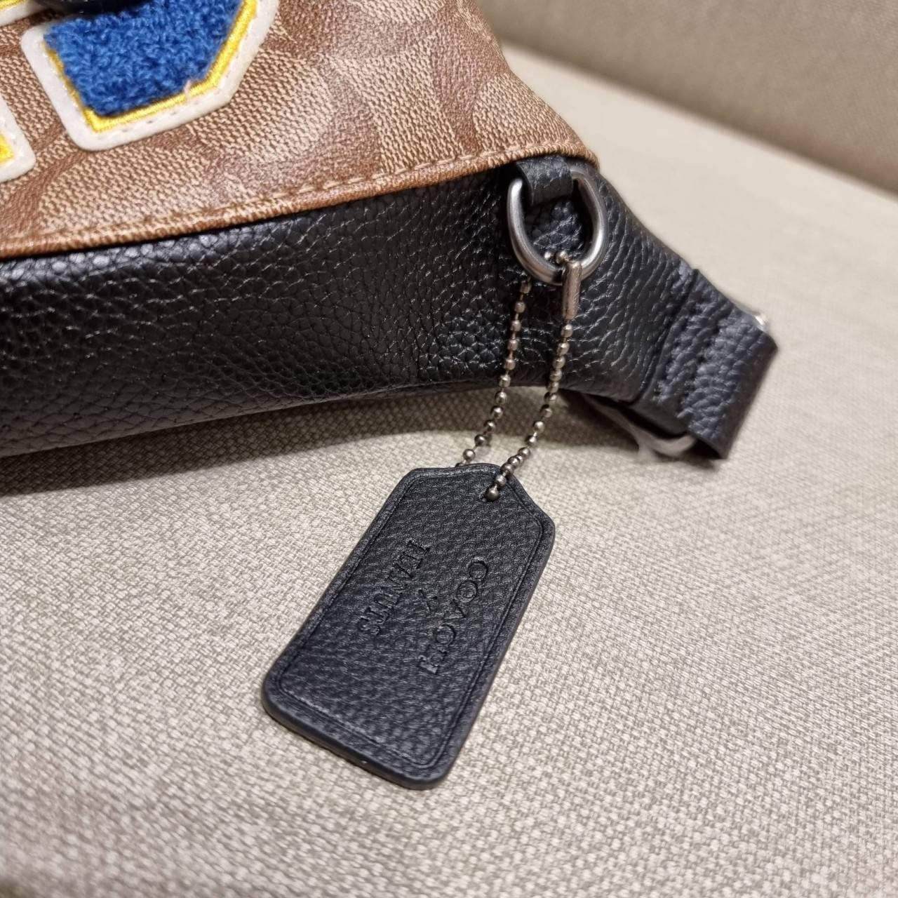 COACH C4028 COACH x PEANUTS WARREN BELT BAG IN SIGNATURE CANVAS WITH VARSITY PATCHES กระเป๋าคาดอกไซส์ใหญ่ คอลเลคชั่นยอดฮิต!! เป็นรุ่นสุดยอดของความคลาสสิค ขนาดสะพายกำลังเท่ คูลๆ ใช้งานง่าย ได้ทั้งหนุ่มๆและสาวๆ วัสดุหนังแคนวาสเคลือบลายสลับหนัง pepble น่าใช้