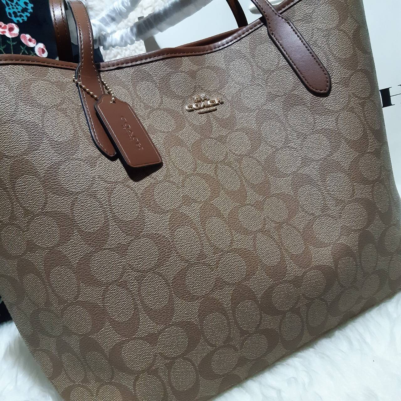 ของแท้ 💯% COACH C5696 CITY TOTE IN SIGNATURE CANVAS กระเป๋าถือทรงโท้ทใบใหญ่ ใส่ของได้ของครบครัน รุ่นใหม่ล่าสุด!! ⭐️⭐️ ขายดีทุกไซส์ ทุกสีจริงๆรุ่นนี้ ✔️✔️ สะพายคล้องไหล่ได้เก๋ๆ วัสดุหนังแคนวาสคุณภาพดี