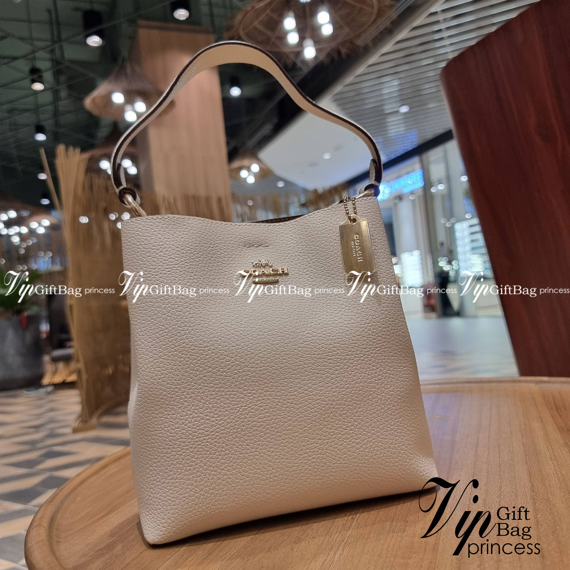 COACH 1011 SMALL TOWN BUCKET BAG รุ่นยอดนิยมใบเล็ก กระเป๋าทรงบัคเก็ต สีคลาสสิคเรียบหรู ตัดกับโลโก้สีทองดูโดดเด่น วัสดุหนัง pepble สวยคมทุกมุมจริงๆ!! เปิด-ปิดด้วยกระดุมแม่เหล็กทั้ง 2 ฝั่ง ภายในเป็นช่องโล่ง มาพร้อมสายสะพายปรับได้ตามตัว ขนาดใบนี้กำลังสวย สะพ