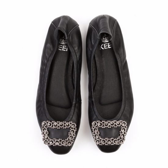 New In กับรองเท้า KEEP รุ่น BALELA FLAT SHOES ดีเทลรองเท้า = รองเท้า หนังแกะแท้ทั้งคู่ ( ด้านนอก และ ซับในด้านใน ) ผิวสัมผัสละเอียด ใส่แล้วสบายเท้ามากๆ มากๆค่า =รุ่นนี้ หน้าเท้ากระชับเก็บรูปเท้า เน้นช่วงเท้าเรียวขึ้น = พื้นรองเท้า เสริมแผ่นรองเท้า หนา - น