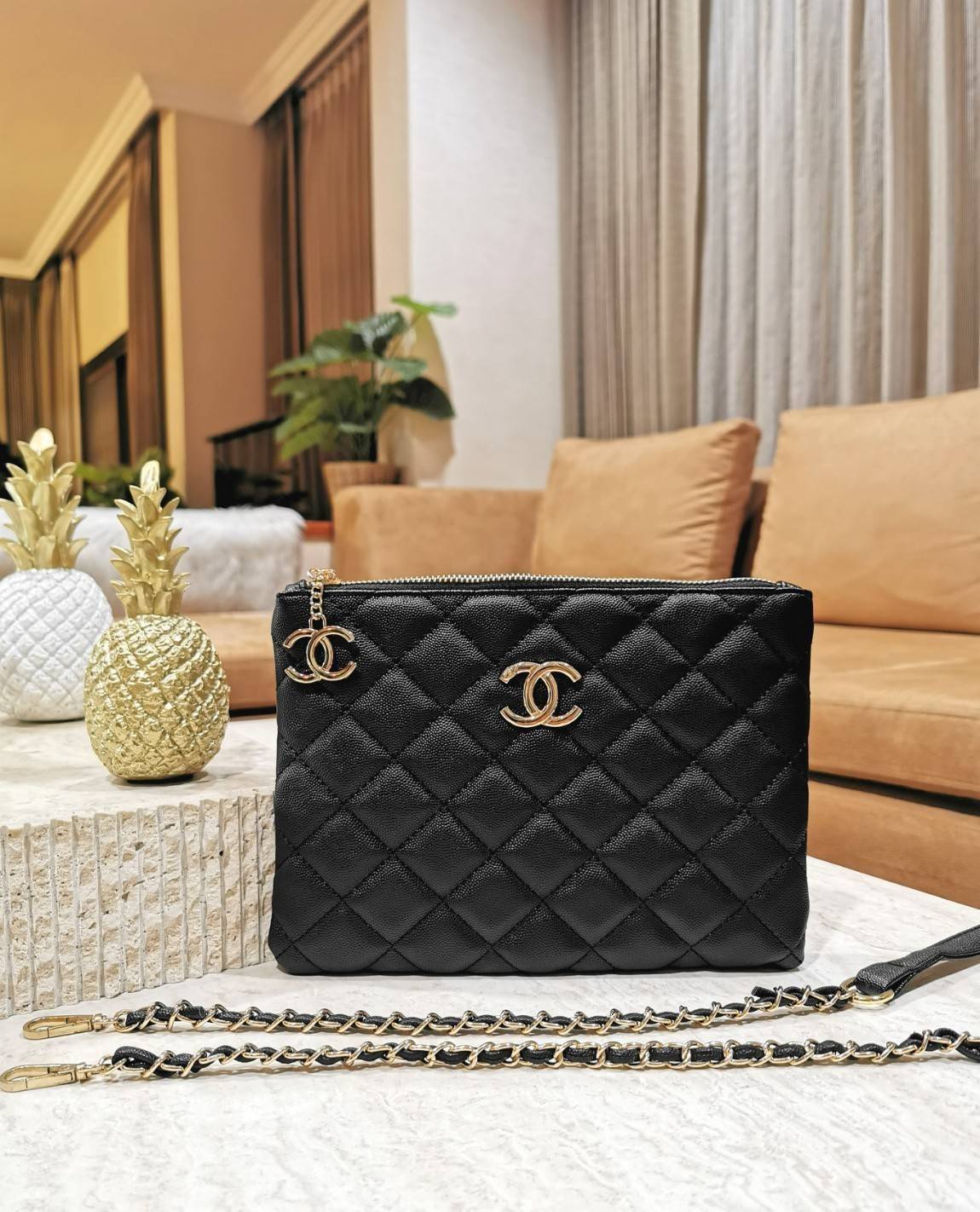 Chanel Crossbody Bag VIP Gift With Purchase (GWP) กระเป๋าสะพายพรีเมี่ยมกิ้ฟจาก Chanel Cosmetic Counter DutyFree วัสดุหนังคาเวียร์สวยหรูเปิดปิดด้วยซิปโลโก้แบรนด์สีทองสะดวกใช้ ด้านหน้ามีโลโก้ ด้านหลังมีช่องใส่ของ ภายในมีช่องซิป ใส่มือถือ ธนบัตร เครื่องสำอาง