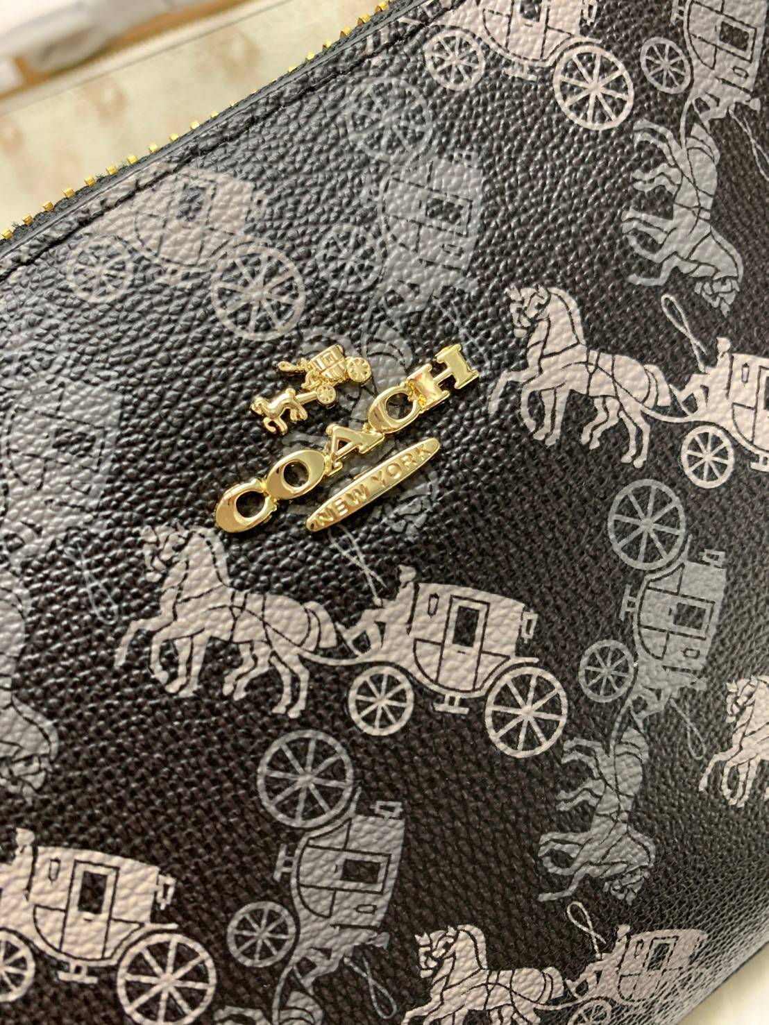 COACH POUCH HORSE AND CARRIAGE PRINT ((36674)) รุ่นแนะนำ ได้ไปไม่ผิดหวังแน่นอนค่ะ! กระเป๋าหิ้ว//สะพายไหล่//สะพายข้างได้ วัสดุ pvc นิ่มอย่างดี ลายรถม้าทั้งใบ สวยงามค่ะ เปิดปิดกระเป๋าแบบซิป ภายในสามารถใส่กระเป๋าเงินใบยาวได้;ของจำเป็นได้ครบค่ะ มีช่องเล็กให้ใ