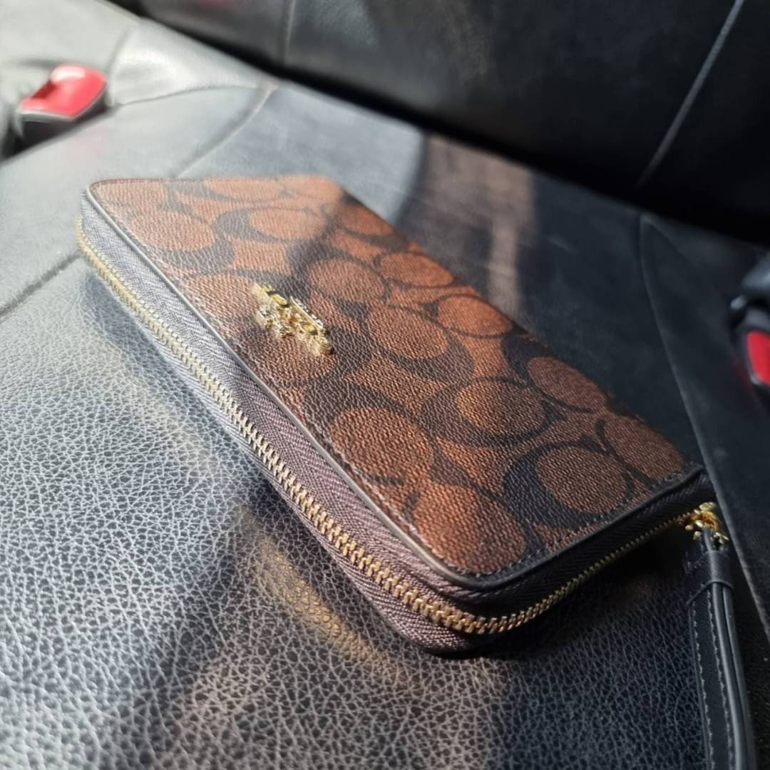 COACH F57468 PHONE WALLET IN SIGNATURE COATED CANVAS กระเป๋าสตางค์ถนอมมือถือ!! 2IN1 สุดๆ ใส่โทรศัพท์ ใส่เงิน ใส่บัตร ครบถ้วน!! จบในใบเดียวจ้า ขนาดกำลังเหมาะมือ วัสดุหนังแคนวาสเคลือบลาย คุณภาพดี สาวๆมีไว้ติดตัวสักใบ ไม่ผิดหวังจ้า