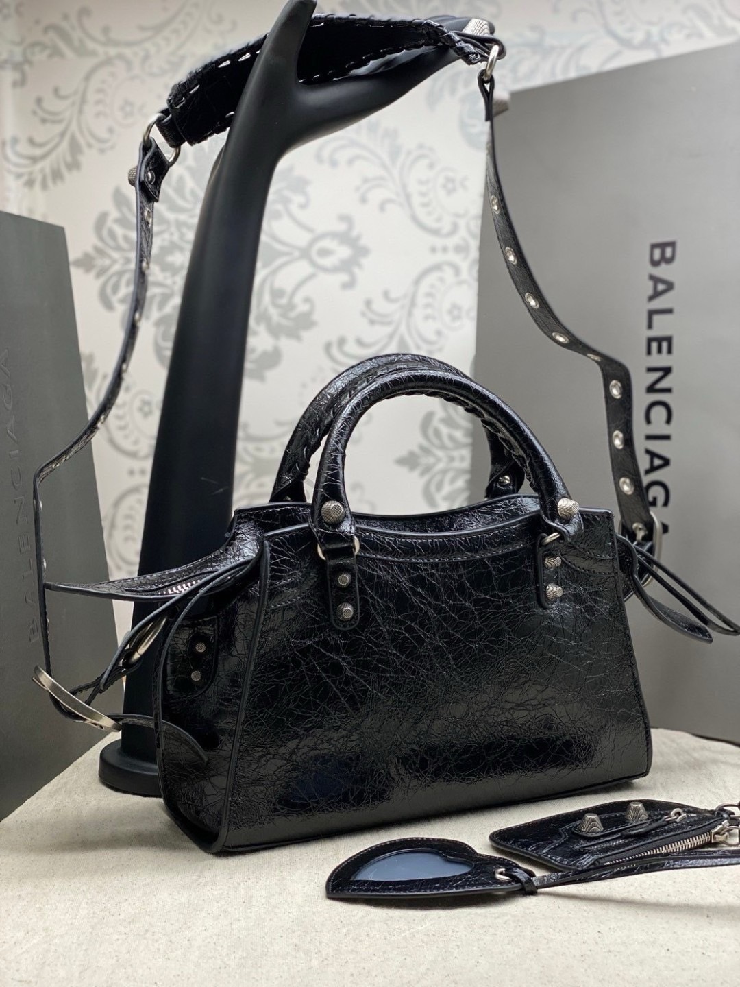 Balenciaga Neo Cagole XS Handbag in black Arena กระเป๋าสะพายรุ่นยอดนิยม สวยเท่ เกรดออริ 1:1 สลับแท้ ใช้งานต่างประเทศได้