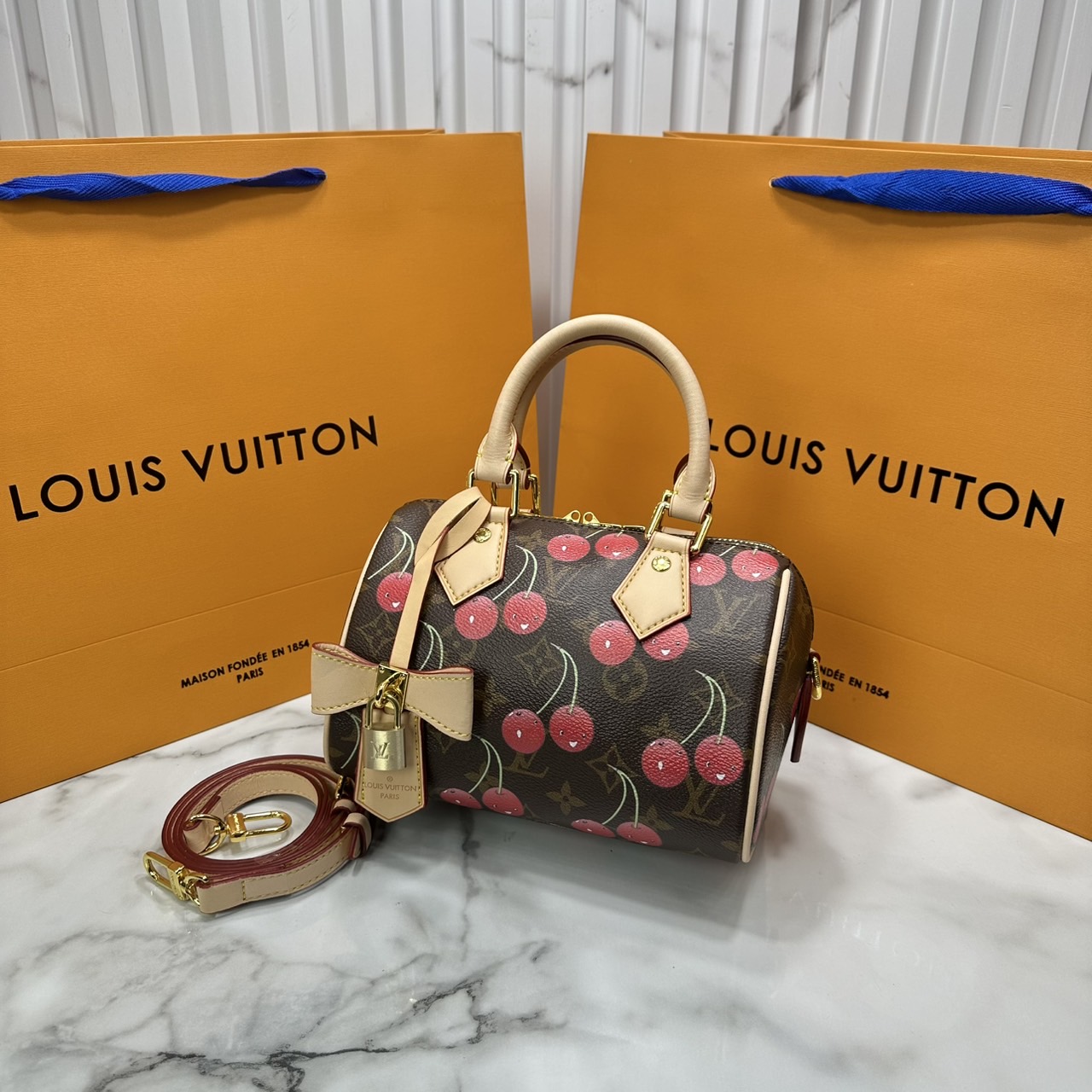ORI หนังแท้ | 🍒 LV × TM Speedy Bandouliere 20 Bag Cherry Monogram กระเป๋าสะพายทรงหมอนใบเล็ก ดีไซน์สุดเก๋ไก๋ ด้วยลวดลายเชอร์รี่สีสันสดใสและน่ารักปรับลุคให้มีชีวิตชีวา คอลใหม่สุดเอ็กซ์คลูซีฟ