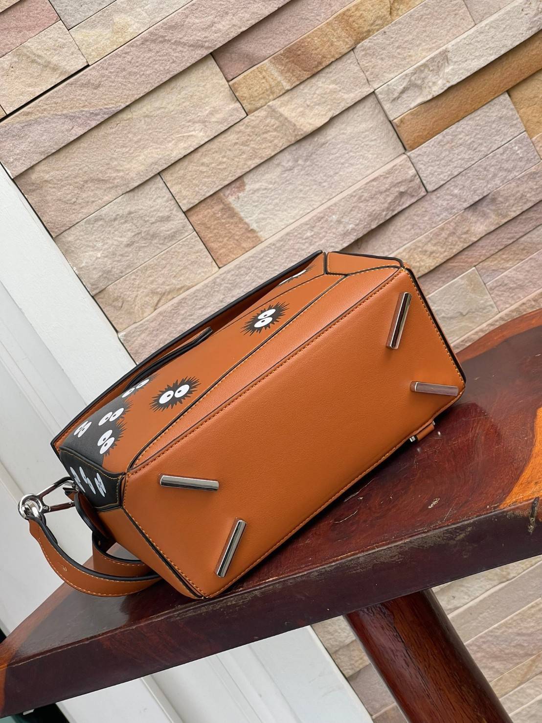 Loewe X My Neighbor Totoro Puzzle bag การร่วมงานสุดคิวท์ที่น่าจับจอง สำหรับใครที่ชื่นชอบการ์ตูนแอนิเมชั่นญี่ปุ่นอย่าง My Neighbor Totoro การออกแบบคาแร็กเตอร์ที่ใครๆ ต่างก็บอกว่าน่ารัก ล่าสุดก็เป็นที่น่าตื่นเต้นอีกครั้ง เมื่อสตูติโอดังได้เปิดตัวการร่วมงานก