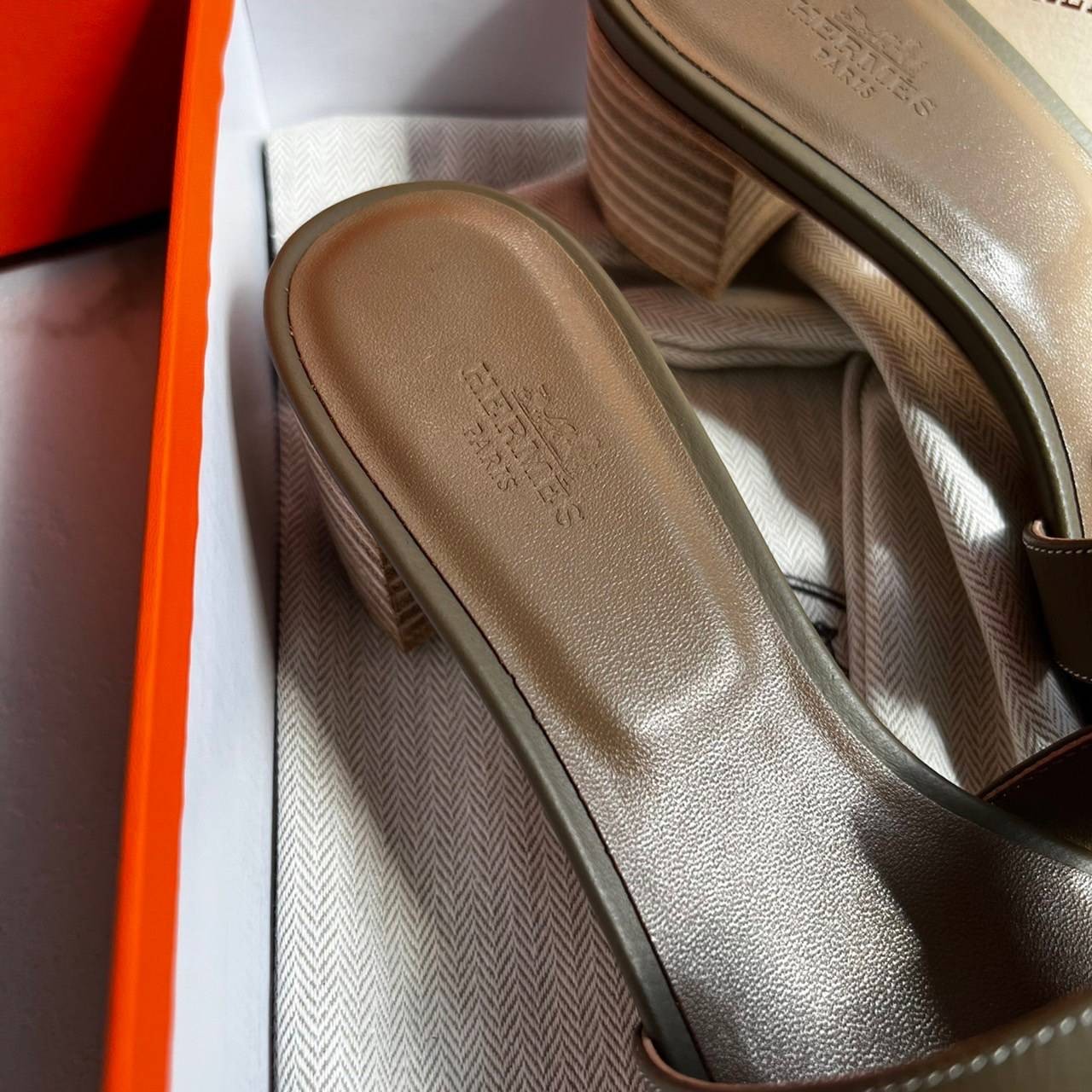 หนังแท้ Hermes sandal Epsom leather รองเท้างานสั่งตัตใช้สลับแท้ เกรดออริจินอล ตรงพื้นรองเท้าทำจากไม้รองด้วยหนังแท้ 100% งานตัดเย็บปราณีตละเอียดมากค่ะ มีอุปกรณ์ครบ หนังนิ่มใส่สบาย ใช้ทนนาน เกรดนี้คุ้มมาก ไม่ผิดหวังค่ะ ภาพสินค้าถ่ายจากงานขายจริง ใช้งานต่างป