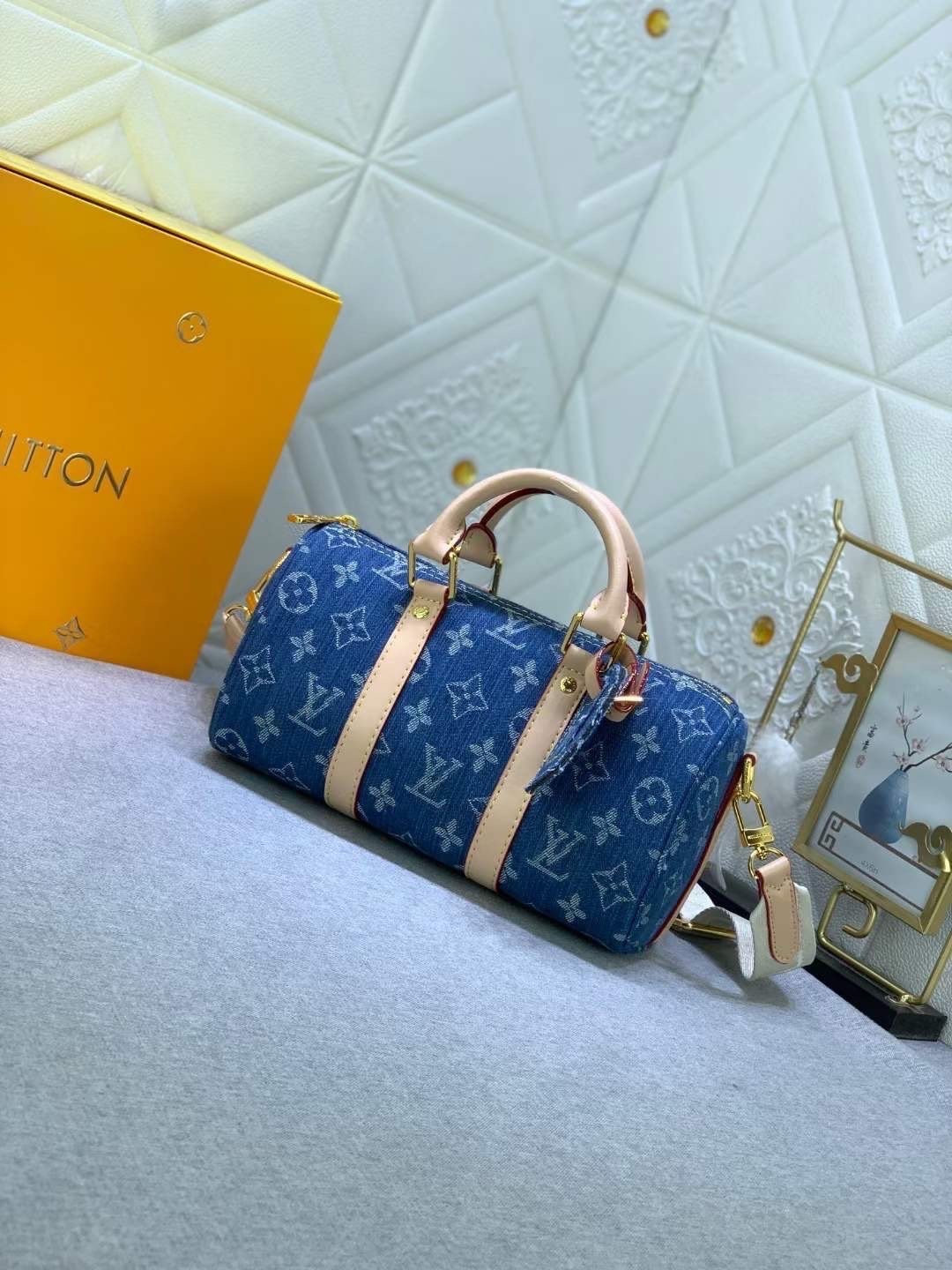 LV Keepall Bandouliere 25 Monogram Denim Canvas กระเป๋าสะพายใบเล็กเดนิมสุดเท่สายสปอร์ต เกรดออริ 1:1 ใช้งานต่างประเทศได้