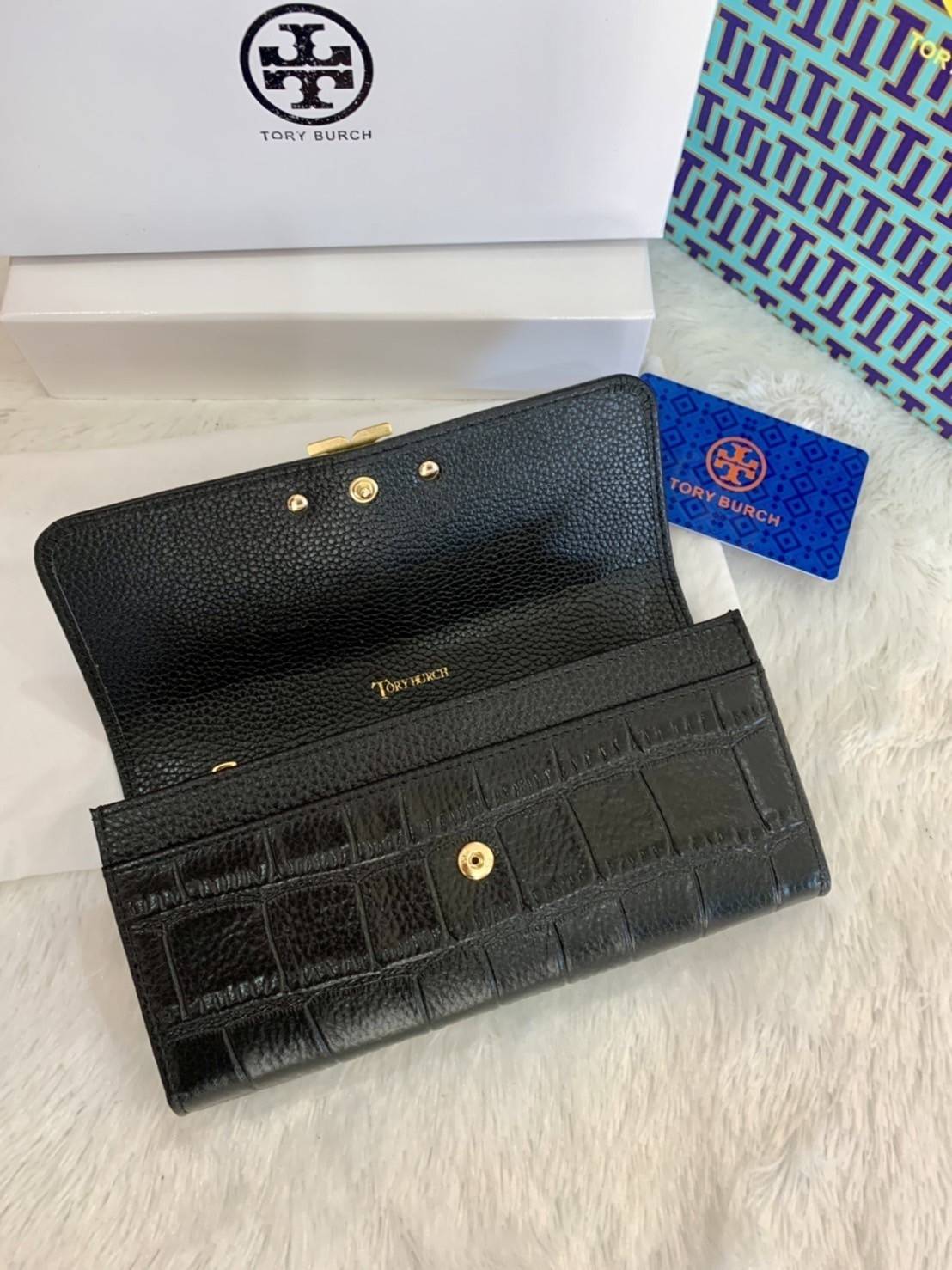 TORY BURCH Croc Long Wallet กระเป๋าสตางค์ใบยาว วัสดุหนังแกะสังเคราะห์ อะไหล่อทองโดดเด่นที่ด้านหน้า หนังเงาขึ้นรูปสวย เปิด-ปิดด้วยกระดุม ด้านในกระเป๋าแบ่งออกเป็นPatation มีช่องชิปยาวตรงกลาง มีช่องสำหรับ 6 ใบ งานสวยพร้อมส่งให้รับทรัพย์กันแล้ววันนี้