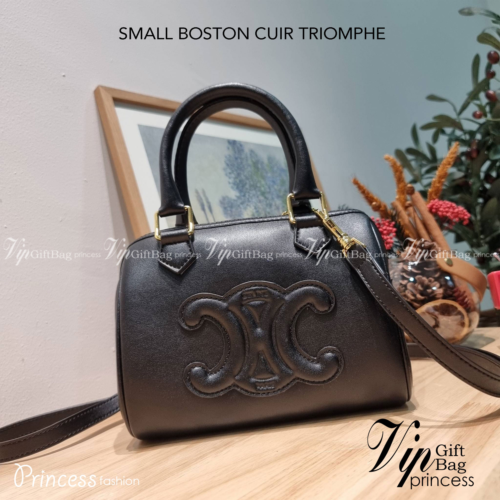 CELINE SMALL BOSTON CUIR TRIOMPHE IN SMOOTH LEATHER ฮิตมากกับสุดยอดความคลาสสิค ในรูปทรงสวย กับกระเป๋าสะพายทรงหมอน กะทัดรัด ขนาดกำลังดี ใช้งานสะดวก วัสดุหนังผิวเรียบ สวยคม