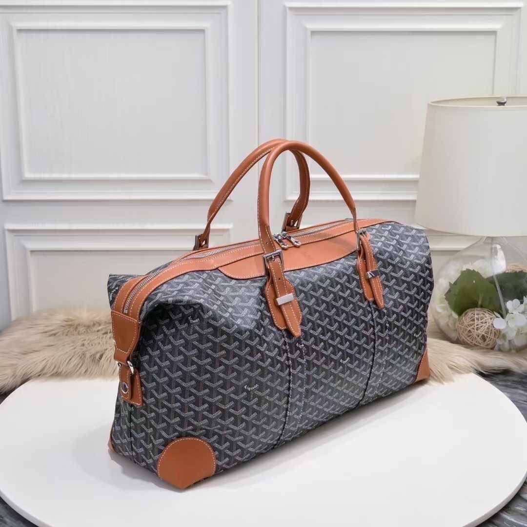 Goyard Boeing Travel 55 Duffle Bag กระเป๋าเดินทางใบใหญ่ ดีไซน์สวยคลาสสิกเป็นเอกลักษณ์ ไอเท็มที่จะทำให้การเดินทางไม่ธรรมดาอีกต่อไป ด้วยดีเทลความเป็นเอกลักษณ์ เรียบแต่หรู ภายในจุของได้เยอะมาก ใหญ่จริง!! ใบนี้คุ้มค่าราคามากๆ