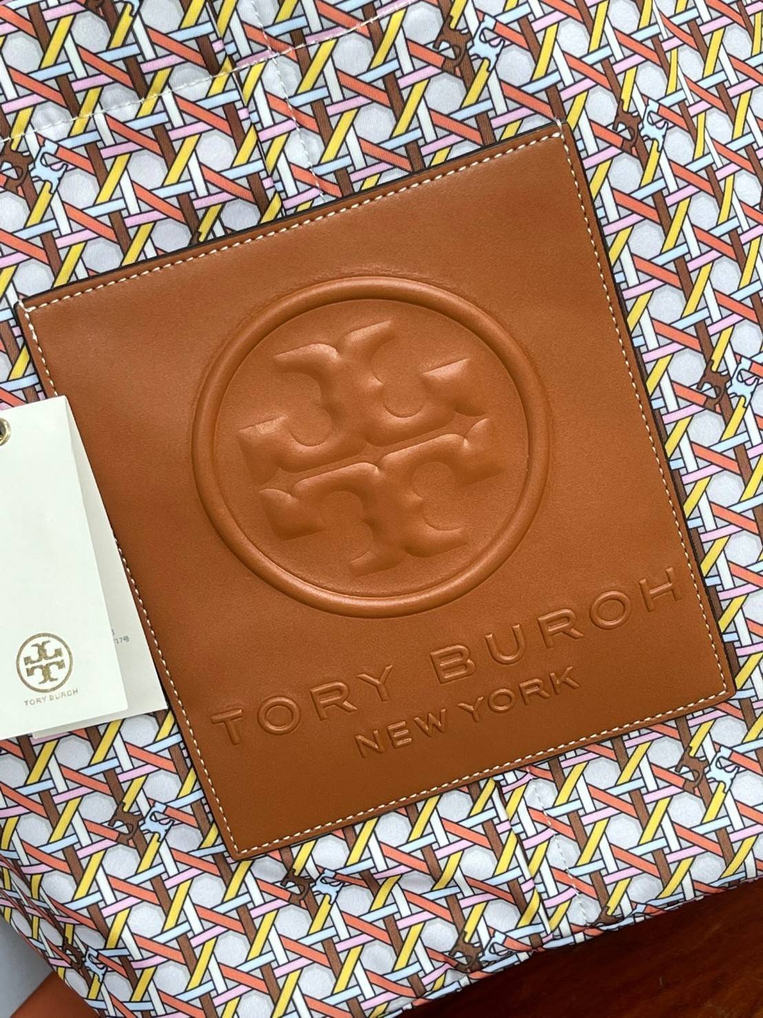 Tory Burch Printed Small Tote Bag กระเป๋าถือแบรนด์ทอรี่เบิร์ช ลายปริ้นท์สวยๆ ด้านหน้าเป็น brown logo patch embossed ป้ายหนังแท้สีน้ำตาล ปั๊มนูนโลโก้เป็นเทกเจอร์ วัสดุ100%recycled polyester คอลเลคชั่นใหม่สำหรับฤดูกาลนี้ สามารถบรรจุของได้หลากหลาย ทั้งยังมีด