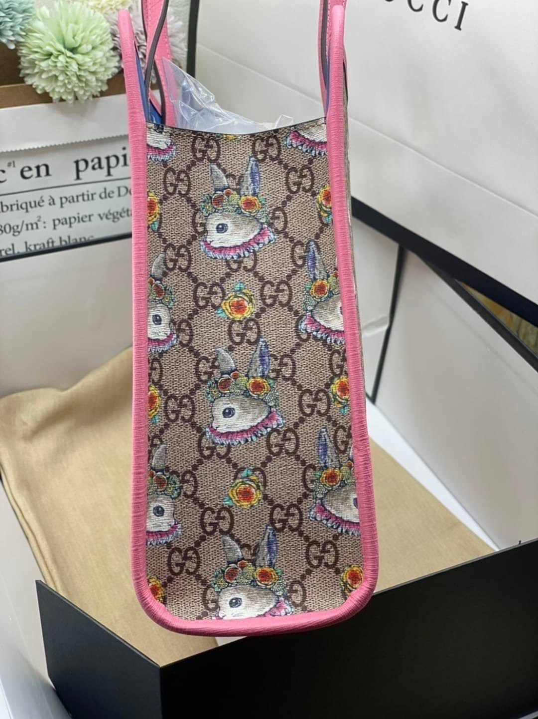 Ori GUCCI Children's tote bag GG kids ที่สุดของความน่ารัก ลิมิเต็ดแบบไม่มีเอาท์ สาวๆสายหวานไม่ควรพลาดด้วยประการทั้งปวงเลยค่าา หนังแท้เกรดดีที่สุด พิมพ์ลายแบรนด์รอบใบเทคเจอร์สวยอยู่ทรง ภายในมีโลโก้กว้างและจุสุดๆใส่สัมภาระได้เยอะ ภาพถ่ายจ