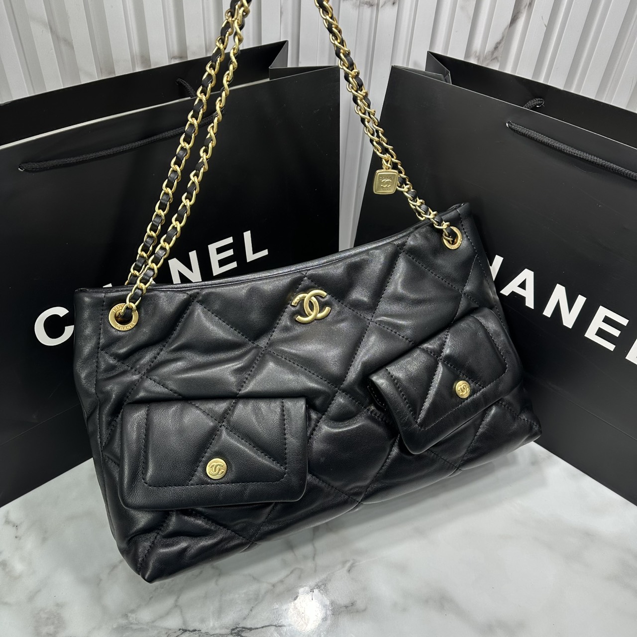 ORI หนังแท้ | Chanel shopping bag Shiny Leather Black / Chanel Tote Bag 36cm กระเป๋าสะพายทรงโท้ทใบใหญ่ ภายในโล่งกว้างจุของได้เยอะ คอลเลคชั่นฤดูใบไม้ร่วง-ฤดูหนาว 2025/26 ถ่ายทอดเสน่ห์เย้ายวนเหนือกาลเวลา