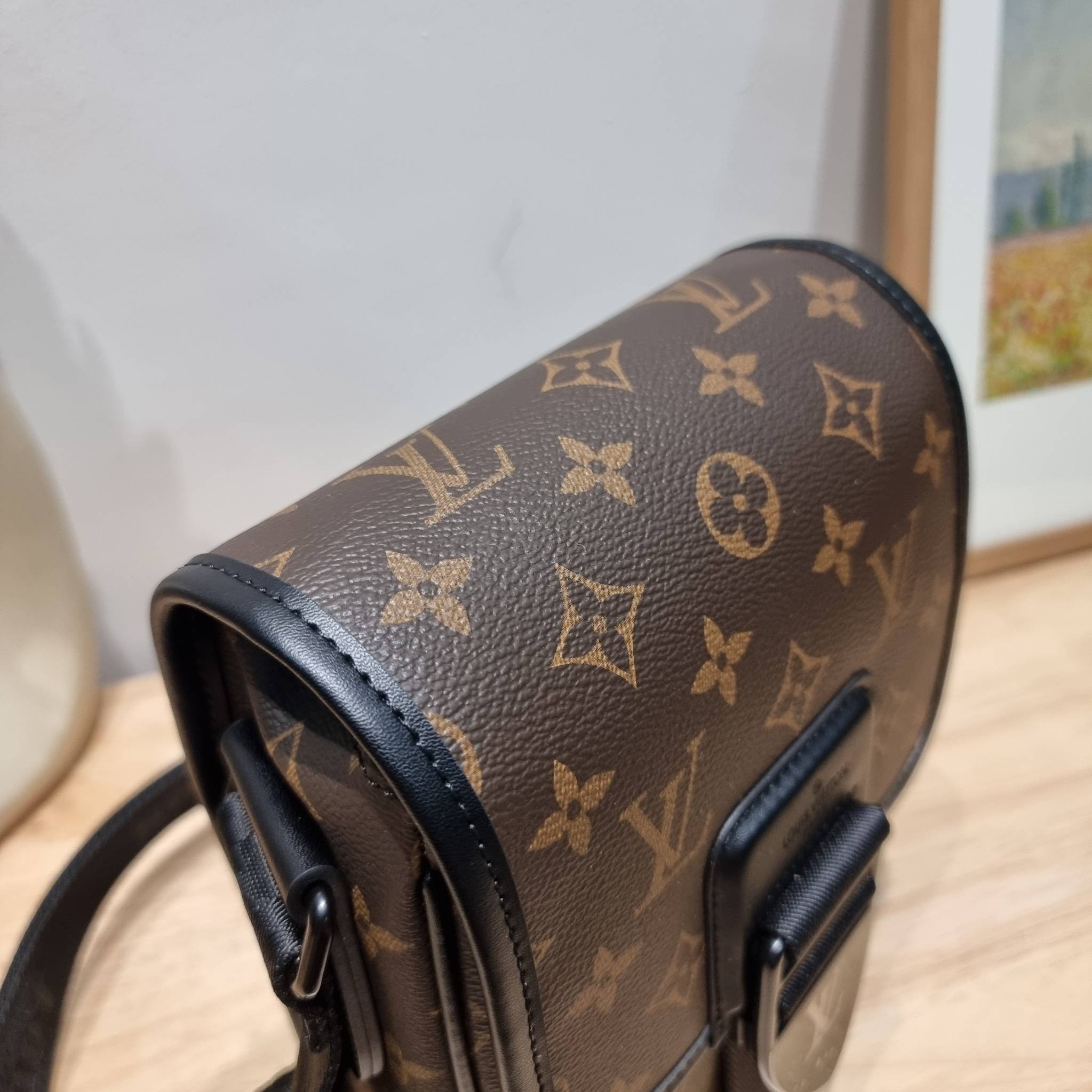 LV S-Lock Vertical wearable wallet กระเป๋าสะพายข้างสำหรับหนุ่มๆ LV crossbody bag ใหม่ล่าสุด ได้ชิคๆเท่ๆก่อนใคร ไม่ต้องรอพรีฯ ราคาดีวัสดุหนังแคนวาสคุณภาพดี ดีไซน์ดูแพง