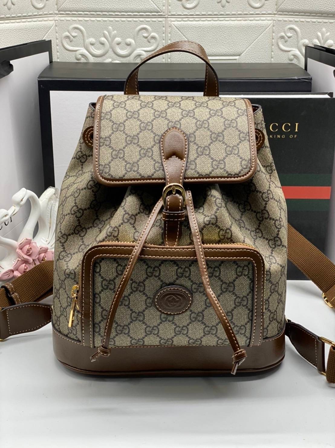 VIP 】หนังแท้ Gucci GG Supreme canvas backpack น้องน่ารักอดใจยังไงไหว!! กระเป๋าเป้สะพาย ไซส์กำลังดี รูปทรงสวยลงตัว วัสดุหนังแคนวาส ด้านหน้ามีช่องซิปปิด มีฝาปิดกันของหล่น ภายในเป็นช่องโล่ง ใส่ของสำคัญๆได้ พกแบบคิ้วท์ๆ ชิคๆ สายสะพายยังสามารถปรับตามตัวได้อีก 