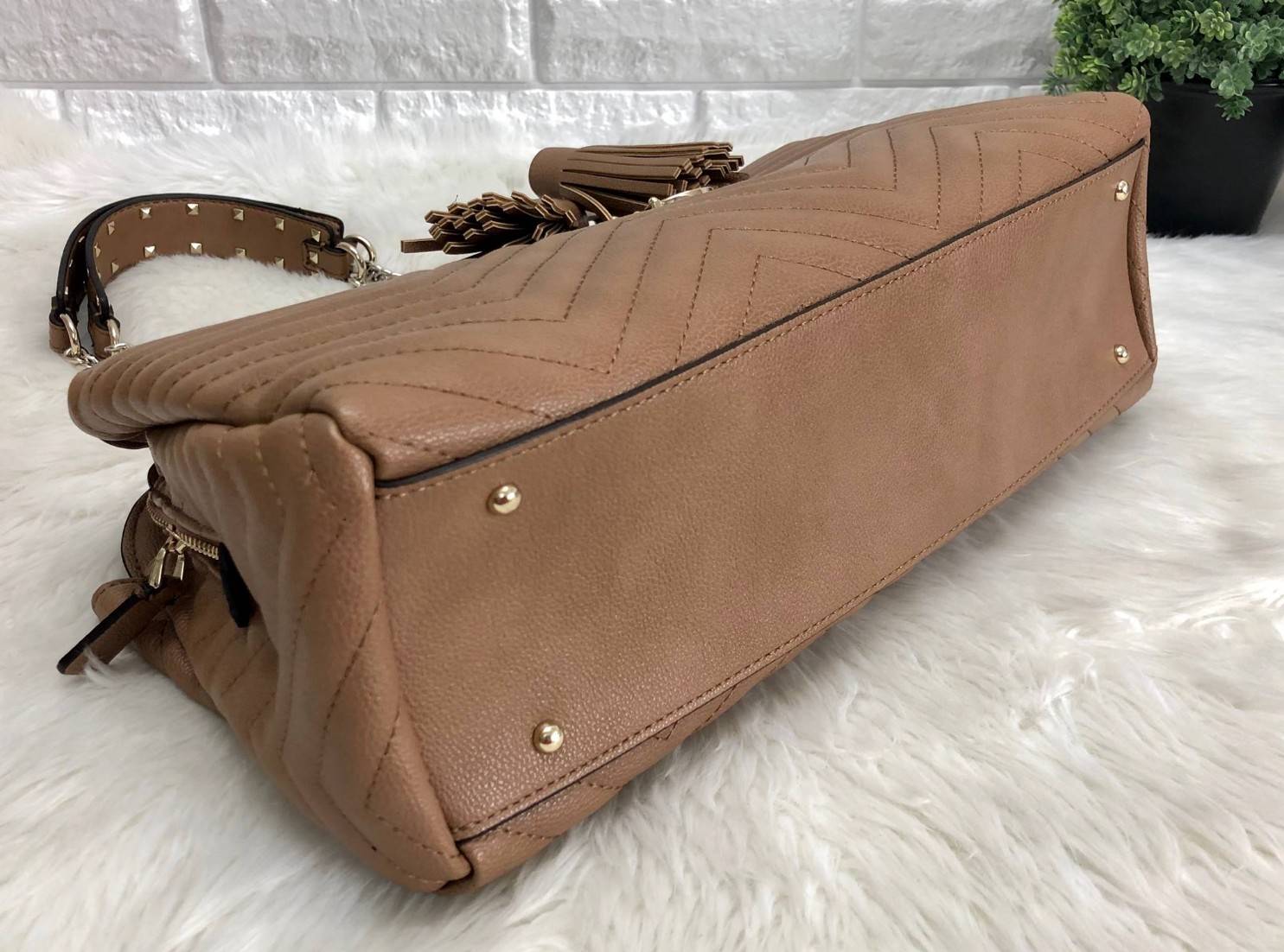 GUESS WOMEN’S VIOLET GIRLFRIEND SATCHEL SHOULDER BAG พร้อมส่งความสวยค่ะ!! กระเป๋าถือ สะพายไหล่ วัสดุเย้บหนังลายนวม หนังนิ่ม ทรงป่องสวยงามาก ด้านหน้าห้อยพวงพู่ยาวลงมาสวยมากๆทีเดียวค่ะ ปากกระเป๋าเปิดปิดแบบกระดุมแม่เหล็ก มีอะไหล่โลโก้แบรนด์หรู ช่องหลักแบ่ง เ