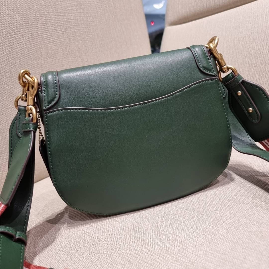 COACH C0749 BEAT SADDLE BAG The best item! ที่สาวๆรอคอย! ฮอตไฟลุก! สีหายาก ละมุนคุณหนู คอลเลคชั่นใหม่ ดีไซน์หรูหรา พิเศษมากๆมาพร้อมสายสะพาย 2 เส้น ใช้คู่กันหรือแยกสะพายก็สวยครบสูตร กระเป๋าสะพายทรง saddle คลาสสิค วัสดุหนัง glove-tanned ทนทาน เปิด-ปิดด้วยกร
