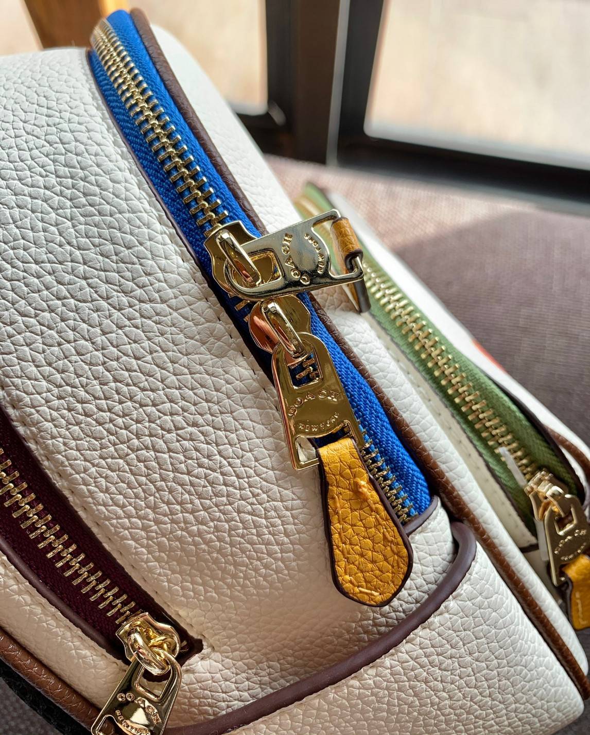 COACH MINI COURT BACKPACK WITH RAINBOW COACH ((CA624)) 🌈ต่อกันเลย สวยกันก่อน วางน้องไม่ลงเลยจริงๆค่าา😍 พร้อมส่ง! ยังไม่เข้าไทย กับกระเป๋าสะพายหลังแบบมีหูหิ้วในตัว บอกก่อนเลยว่าหนังของน้องทั้งนิ่ม ทั้งสวย อย่างดีเลยค่ะ