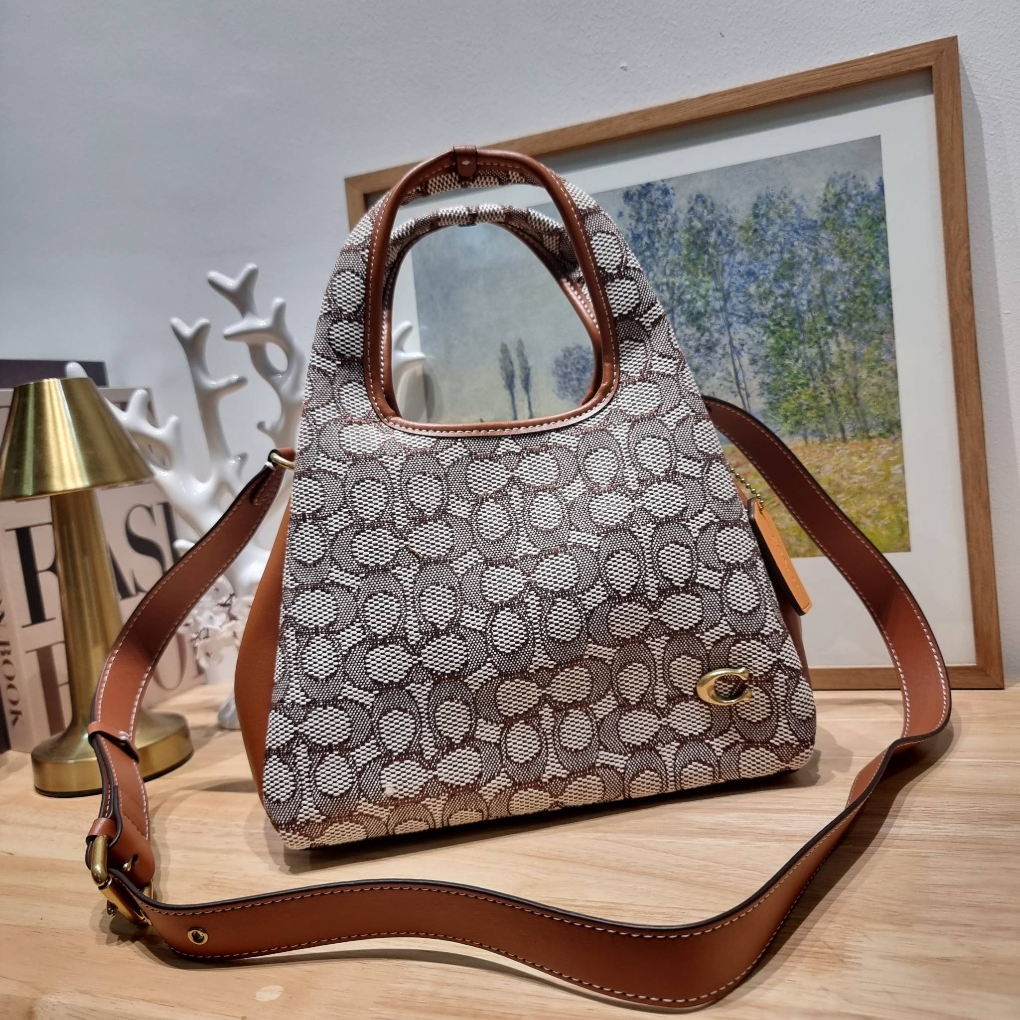 COACH LANA SHOULDER BAG 23 IN SIGNATURE JACQUARD CM550 พร้อมส่ง กระเป๋าถือ/สะพายทรงเก๋ โดดเด่นด้วยลวดลายซิกเนเจอร์บนผืนผ้าทอสวย หูจับในตัวถือสะดวก รีบช้อปได้ใช้ก่อนใครไปเลย