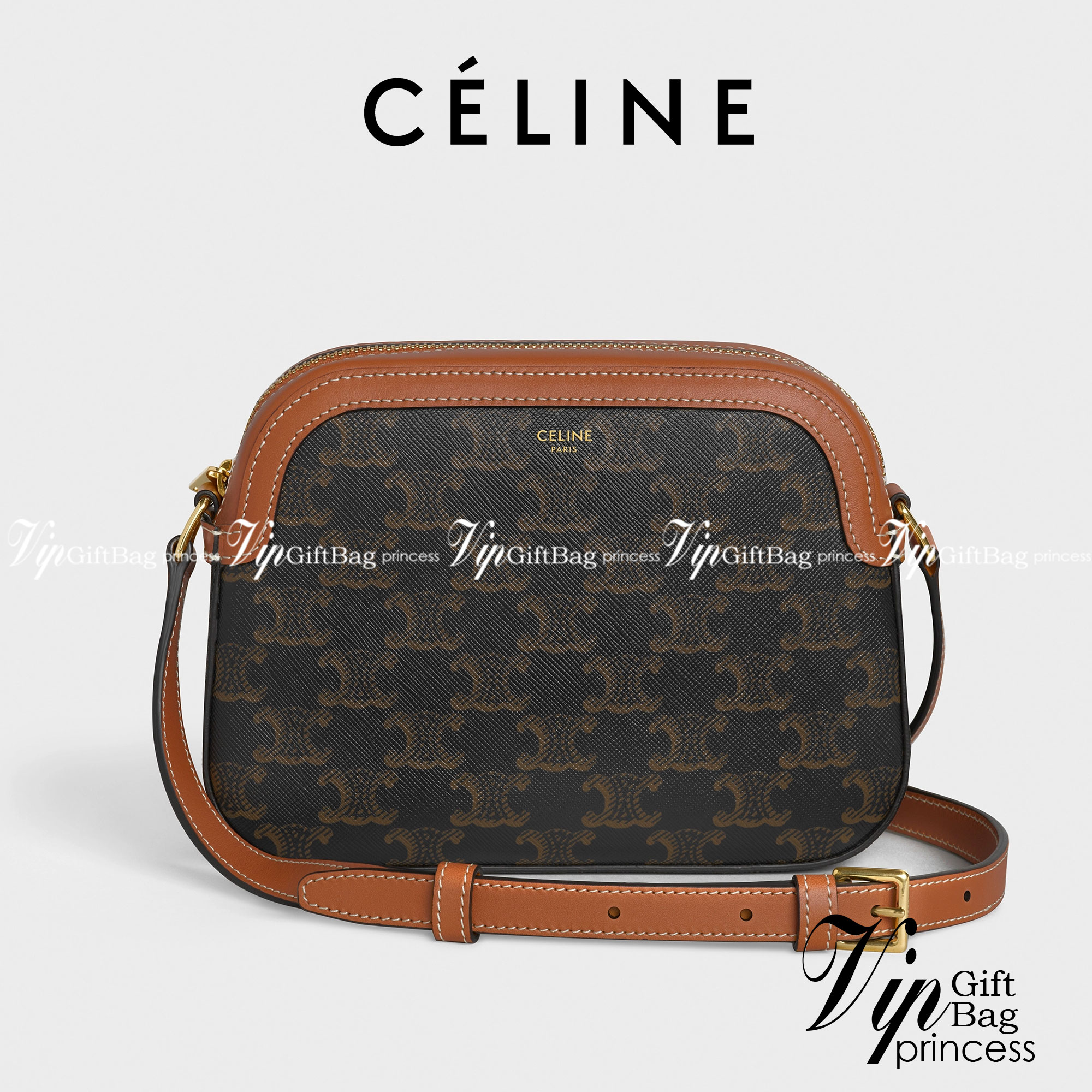 CELINE Triomphe Canvas Small Camera กระเป๋าสะพายไหล่สุดเก๋ใบนี้ผลิตจากผ้าใบเคลือบอย่างดีพร้อมขอบหนังสีน้ำตาล มาพร้อมสายสะพายหนังปรับระดับได้พร้อมฮาร์ดแวร์สีทองและซิปด้านบน ภายในบุด้วยผ้าสีน้ำตาล ลวดลาย triomphe อันเป็นเอกลักษณ์ของแบรนด์ และเป็นกระเป๋าสะพา