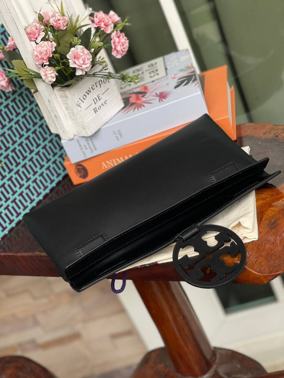 Tory burch Miller Metal clutch กระเป๋าคลัทช์ดีไซน์เรียบหรูออกแบบมาได้อย่างลงตัว ด้วยรูปทรงที่สวยงามและทันสมัย จากแบรนด์ Tory Burch ขนาดกำลังดี สามารถใส่กระเป๋าสตางค์หรือเครื่องสำอางค์ได้ตามขนาดกระเป๋า ในเรื่องของดีไซน์และLogo DoubleT เฉดเดียวกับสีของกระเป