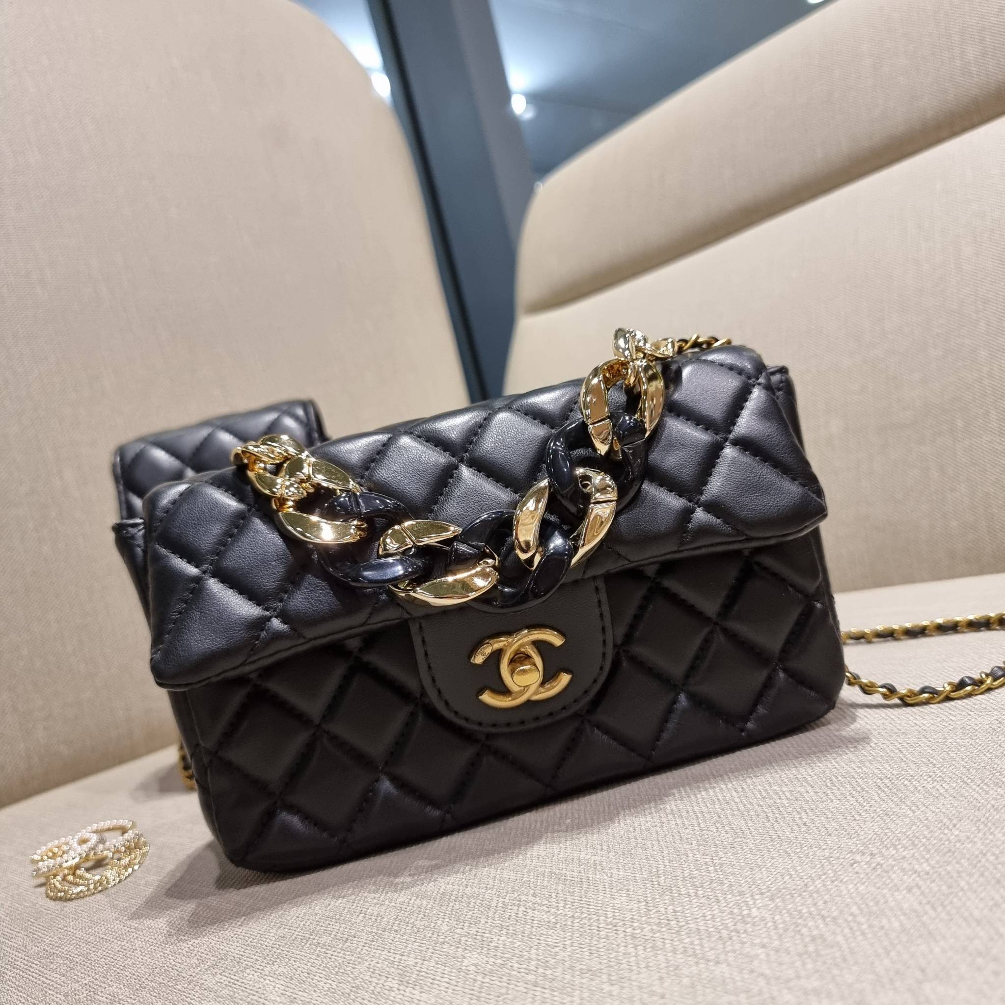 CHANEL GIFT BOX SET Chanel Holiday Makeup & Beauty Gift Sets สุดหรูชวนให้สะสม สุดยอดไอเท็มหายากพร้อมเสิร์ฟครบชุด limited สุดคุ้ม มาพร้อมกระเป๋าสะพายถึง 2 ใบ รุ่นยอดฮิตทั้งนั้น!!ที่พิเศษยังมีน้ำหอมตัวท็อปมาให้อีก chanel no.5 ที่แสนจะเย้ายวน ในขนาด 7.5 ml. 