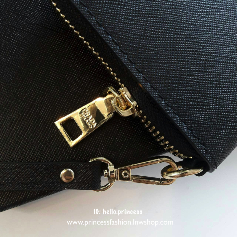 รุ่นขายดี เข้าแล้วค้า ช็อปเลย!! กับ Prada Wallet Saffiano กระเป๋าสตางค์ซิปรอบ *พร้อมสายคล้องมือ เปิดปิดด้วยซิป อะไหล่ทอง ปั้มแบรนด์ ทั้งใบ *จุดเด่นมีช่องใส่มือถือ ได้ถึงiphone7+ ใส่บัตรได้หลายช่อง ด้านในมีช่องซิปแยกอีก1ช่อง แถมยังมี ช่องใส่รูปอีกด้วยค้า เ