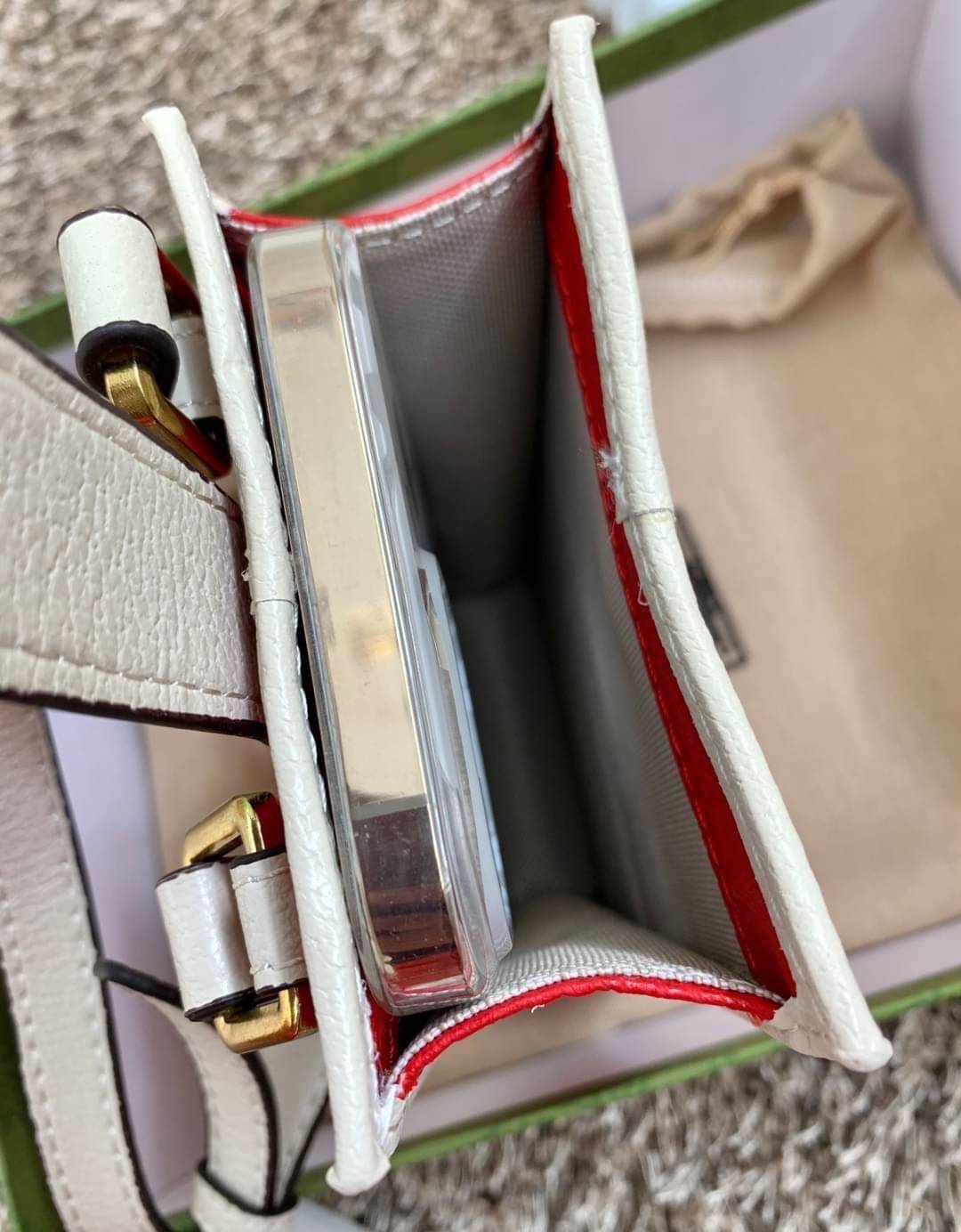 adidas x Gucci phone case ไม่มีได้ยังไง หนุ่มๆสาวๆต้องมีติดตัวค่ะ กระเป๋าใส่มือถือ มีโลโก้แบรนด์แบบนูนอันเป็นสัญลักษณ์ของคอลเลคชั่นนี้เลยค่ะ