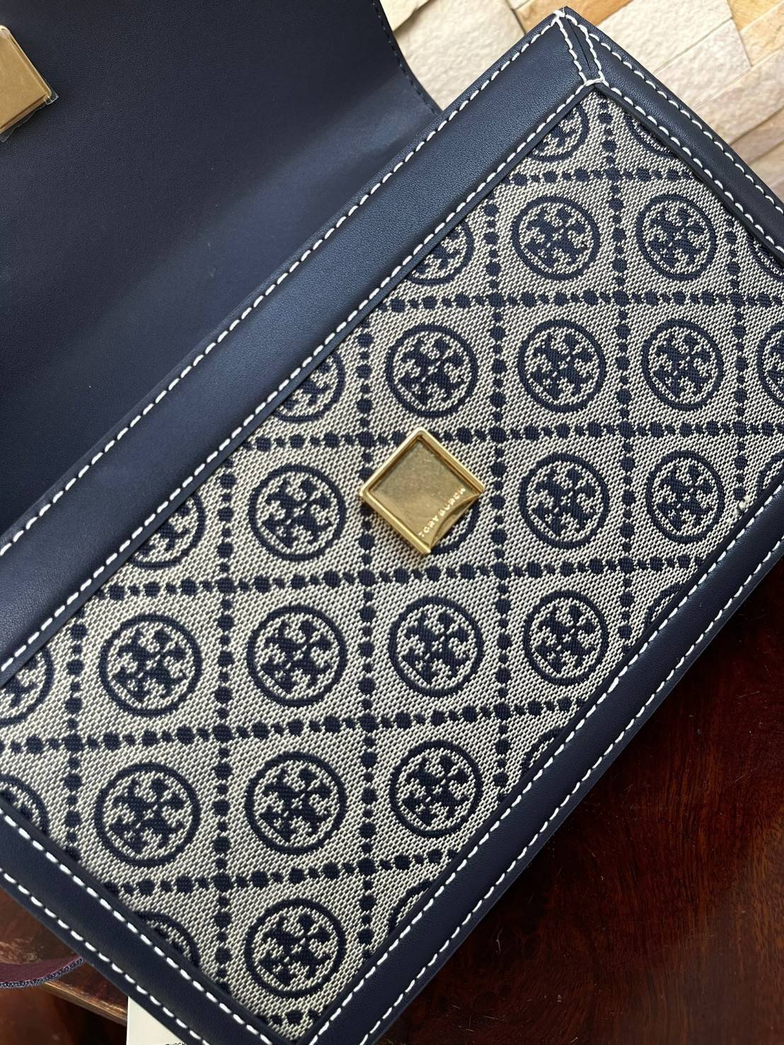 ของแท้ 💯% 】Tory burch t monogram jacquard shoulder bag คอลเลคชั่น T Monogram สำหรับคอลเลคชั่นฤดูใบไม้ผลิ 2021 เราสร้างสรรค์ลายโมโนแกรมที่ได้รับแรงบันดาลใจมาจากลวดลายการถักทอผ้าห่มของชาว Pennsylvania Dutch แบบดั้งเดิม