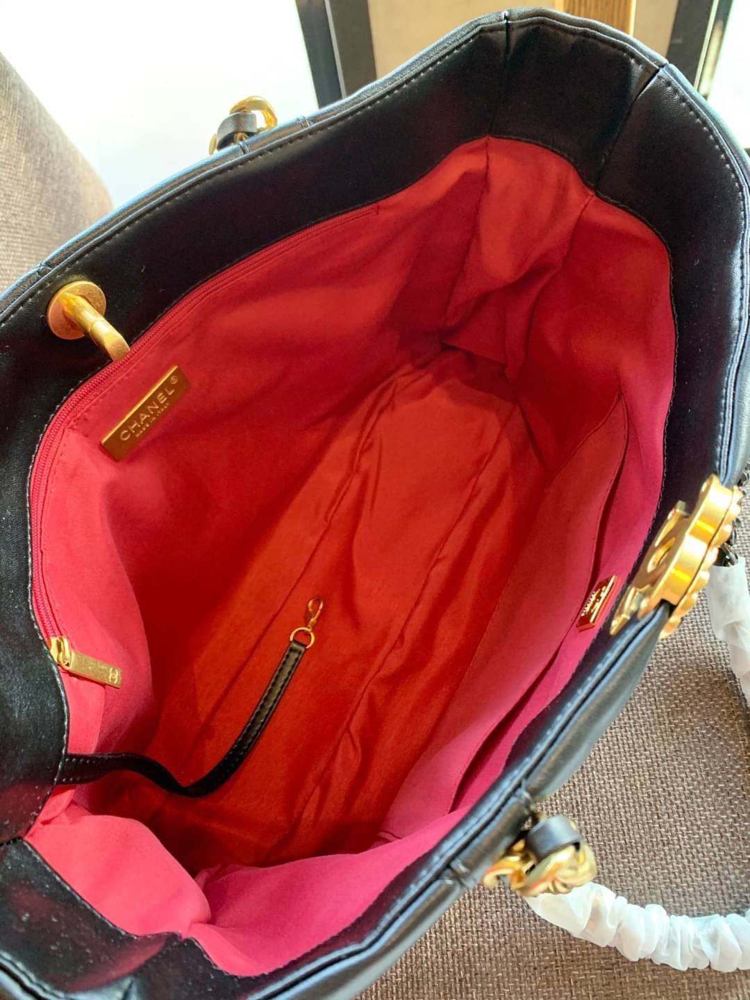 CHANEL SHOPPING BAG พร้อมส่ง ใหม่ล่าสุด และที่สุดของที่สุด กระเป๋าหนังแกะสังเคราะห์อย่างดี ใบใหญ่ 📌หนังนุ่มมากๆ ลายนวม หนังมีความลื่นเงาค่ะ 🌟โดดเด่นด้วยโลโก้แบรนด์และสายสะพายไหล่ใช้โลหะอย่างดีแถมสวยและหรูมากๆเลย ภายในกระเป๋ากว้างใส่สัมภาระ