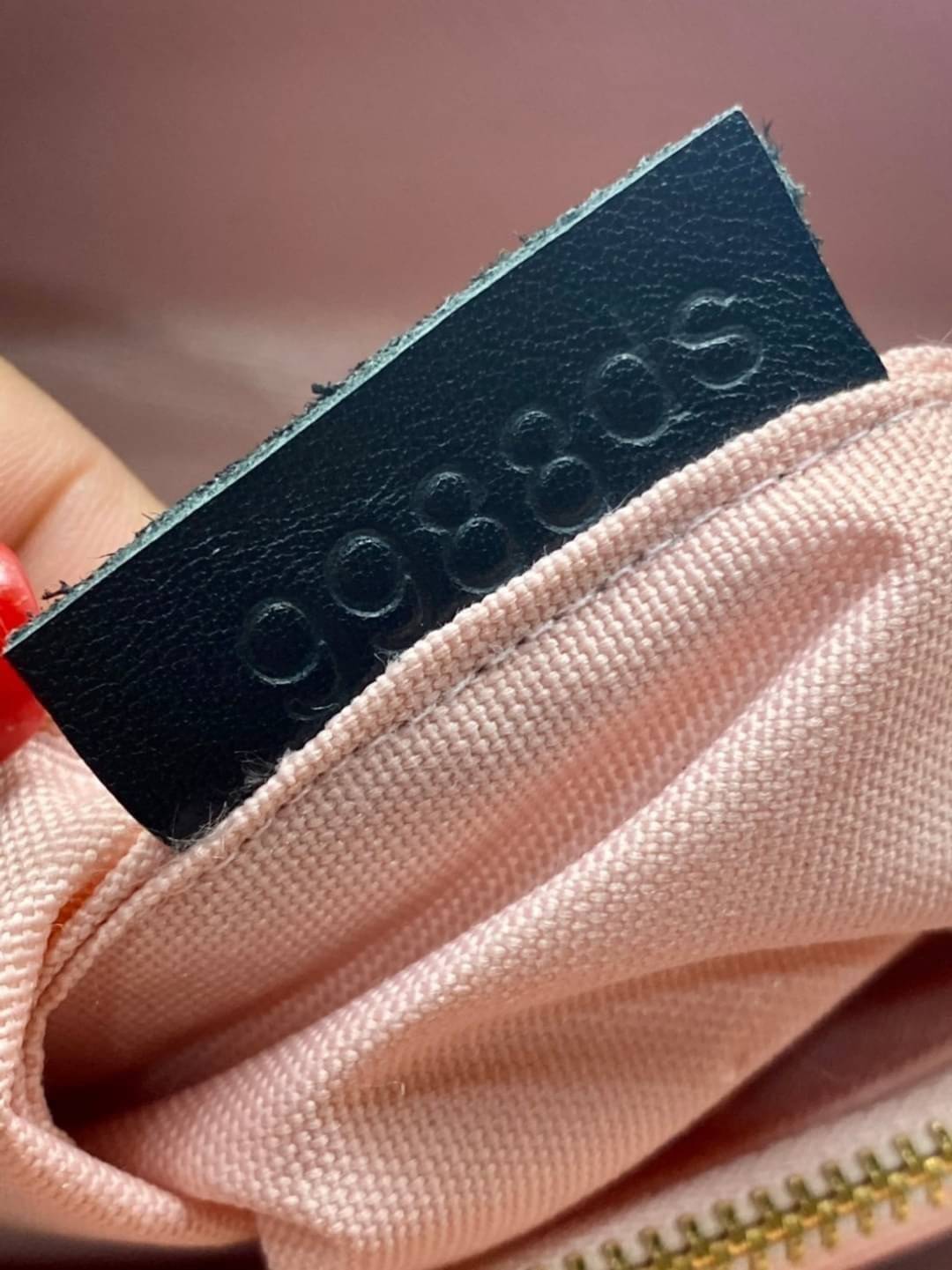 พรีเมี่ยมกิ๊ฟแท้ 100% 】พร้อมส่งที่นี่ที่เดียว VIP gift Louis Vuitton Coussin งานหนังแท้ สีดำ