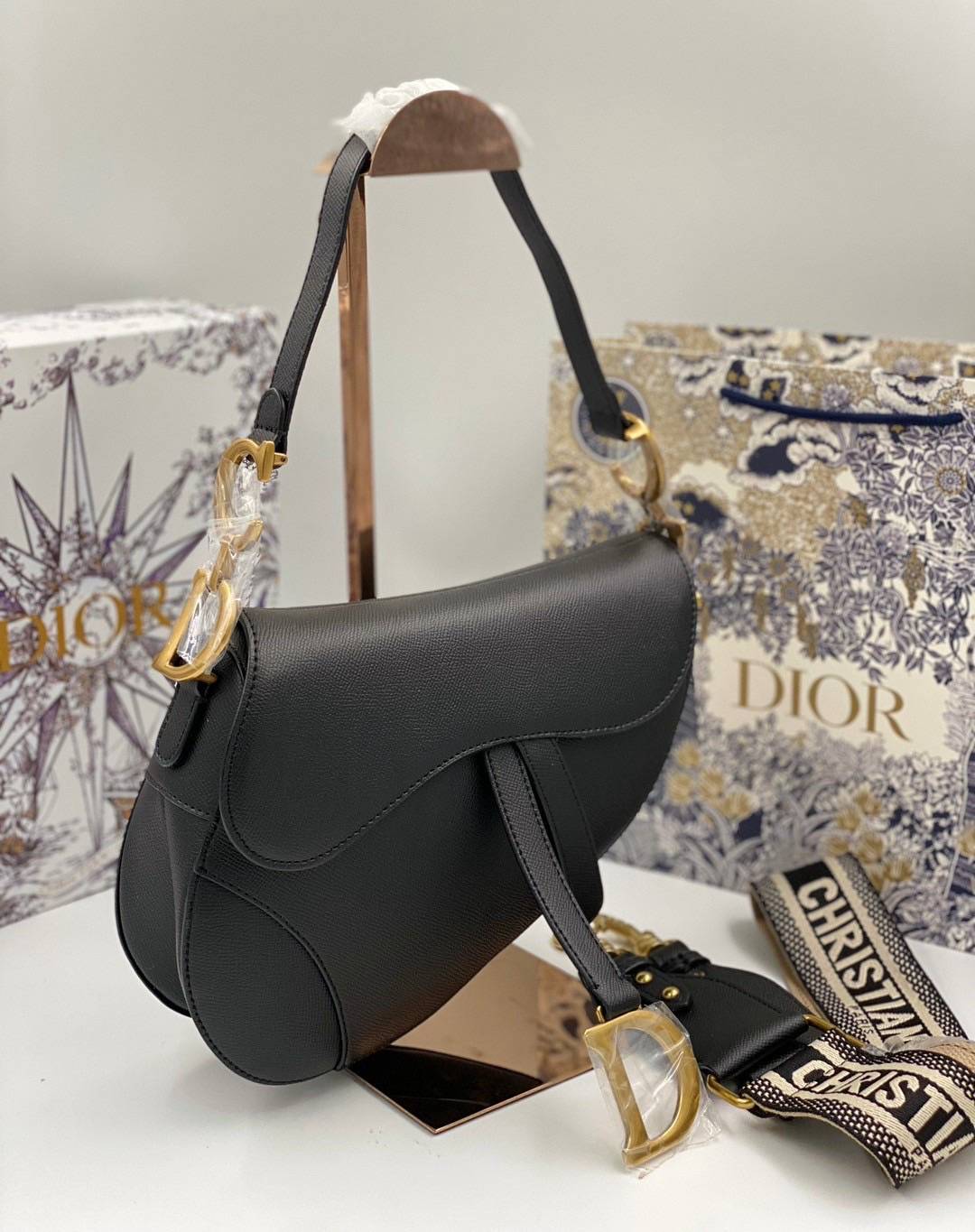 ORI หนังแท้ | DIOR Saddle Bag with Strap Grained Leather กระเป๋าถือ/สะพายทรงอานม้า รุ่นยอดนิยมที่มีเอกลักษณ์สวยงามเหนือกาลเวลา ลูกเล่นห้อยด้วยตัวอักษร D ตรงหูหิ้วมีกิมมิค CD สวยหรูดูแพง