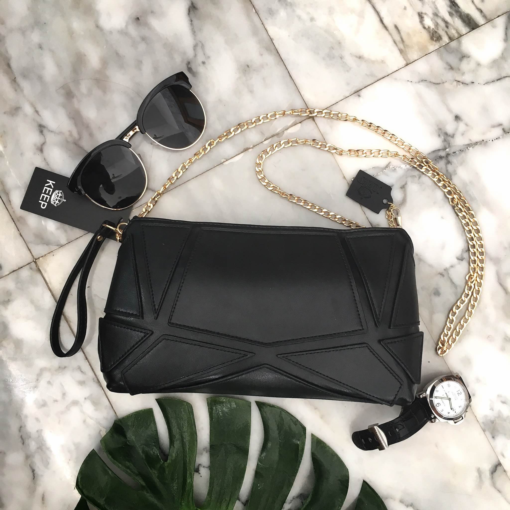 รุ่นขายดี มีสีใหม่มาเพิ่มค่า New Item KEEP black Clutch bag with strap ร กระเป๋าสะพาย ปรับเก็บสายถือเป็น clutch bag ได้คะ มีสายคล้องข้อมือ ขนาดกะทัดรัด พร้อมช่องแบ่งเก็บของได้หลายช่องคะ ใส่กระเป๋าตังค์ มือถือ iphone 6 plus ได้คะ น้ำหนักเบา เข้ากับชุดได้ง่