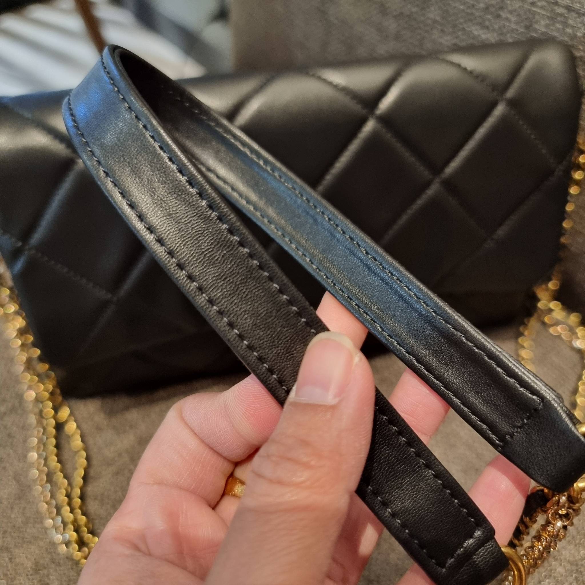 VIP 】สวยหรูพร้อมเสิร์ฟ!! กับไอเท็มสุดเลิฟจาก Chanel กระเป๋าสะพายที่สุดของความคุ้มค่า วัสดุหนังแกะนิ่มเต็มใบ เปิด-ปิดกระเป๋าด้วยตัวบิดล็อค ภายในกระเป๋าบุผ้าสวยหรู มีช่องโล่งกว้างจุของได้สบาย ใส่โทรศัพท์ กระเป๋าสตางค์ได้ มีช่องซิป 1 ช่อง ช่องย่อย 1 ช่อง ดีเ