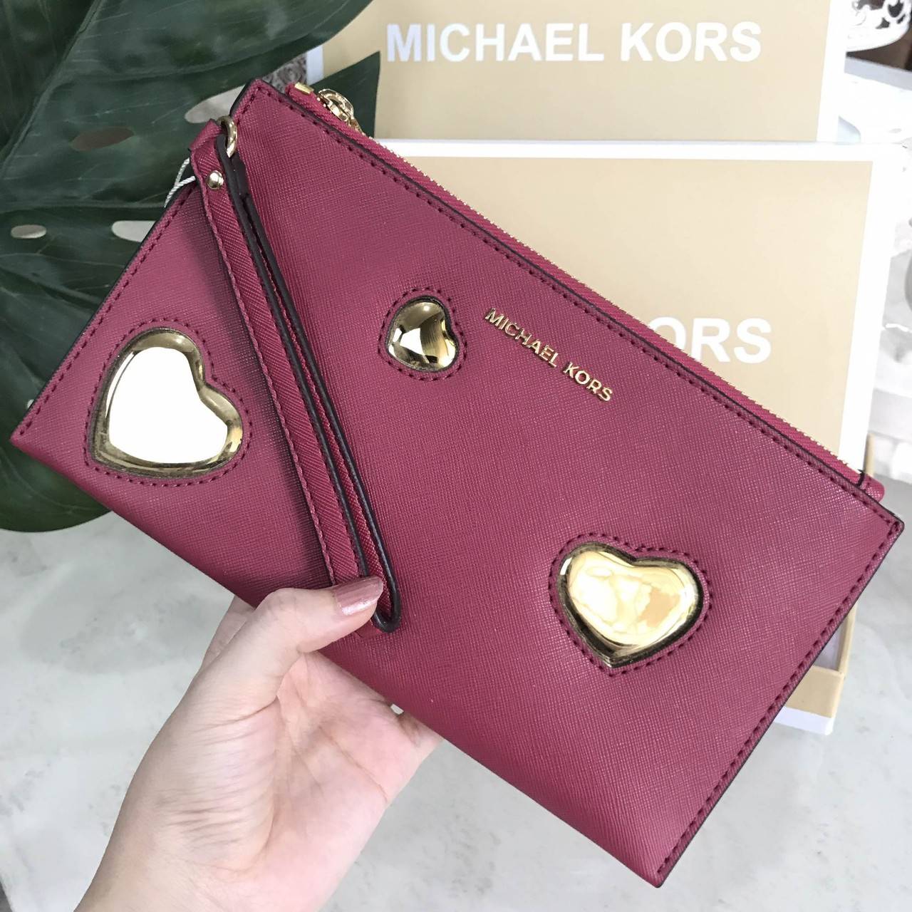 NEW ARRIVAL! Michael Kors Jet Set Travel Large Heart Clutch 2018 กระเป๋าคลัชรุ่นใหม่ล่าสุดขนาดกำลังดีด้านหน้าประดับโลโก้แบรนด์อะไหล่ทองแต่งด้วยหัวใจสวยโดดเด่น เปิดปิดด้วยซิปมาพร้อมสายคล้องมือ ภายในมีช่องใส่บัตร สามารถใส่กระเป๋าสตางค์ iphone8+ได้ ภาพถ่ายจา