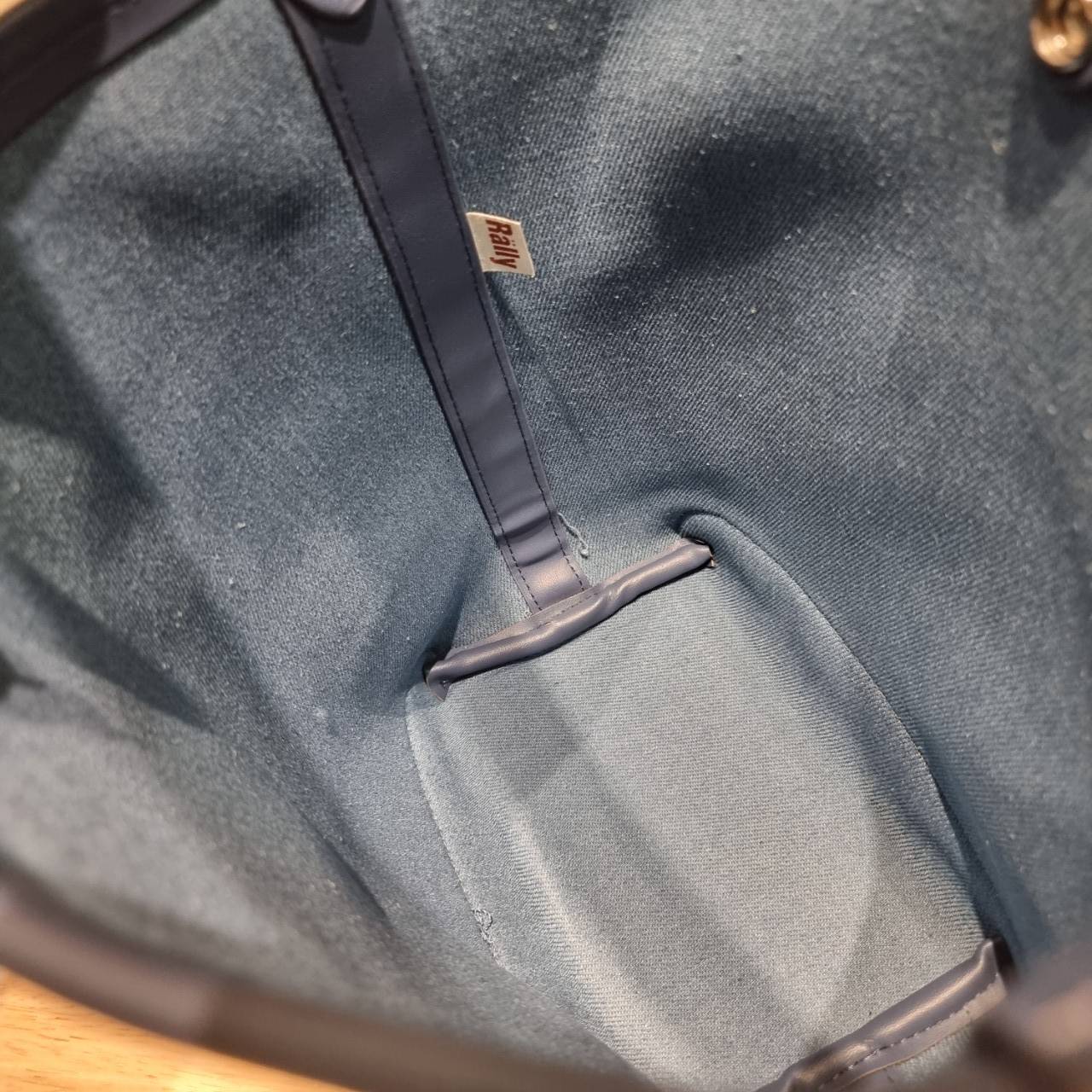 Rally movement the bag denim เป็นไอเท็มที่ฮอตสุดๆแห่งปีจริงๆ กับกระเป๋าทรงบัคเก็ต ที่ดีไซน์ออกมาคลาสสิคและใช้งานง่ายจริงๆ