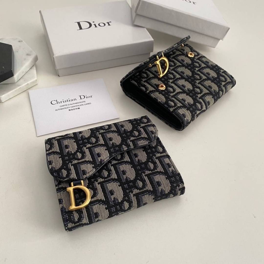 VIP 🥂DIOR Wallet Saddle Lotus / Dior tri-fold wallet กระเป๋าสตางค์ 3 พับ วัสดุหนังแท้ และผ้า Jacquard อย่างดี ทอสวยงาม ผสมผสานความสง่างามและคลาสสิกที่เข้ากับยุคสมัย ภาพสินค้าถ่ายจากงานขายจริง ใช้งานต่างประเทศได้