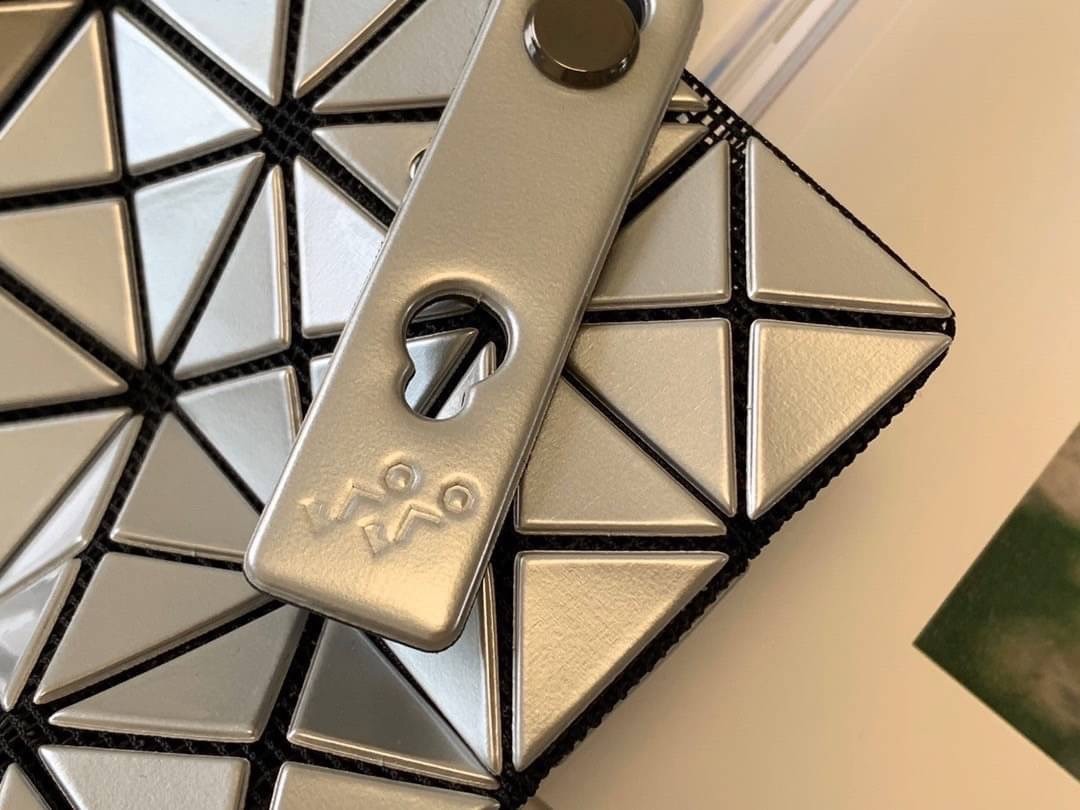 BAOBAO ISSEY MIYAKE 6x6 BLOCK TOTE BAG กระเป๋าถือทรง shopping โท้ท ลายตาราง บล็อคสี่เหลี่ยมสามเหลี่ยม ภาพสินค้าถ่ายจากงานขายจริง ใช้งานต่างประเทศได้ค่ะ