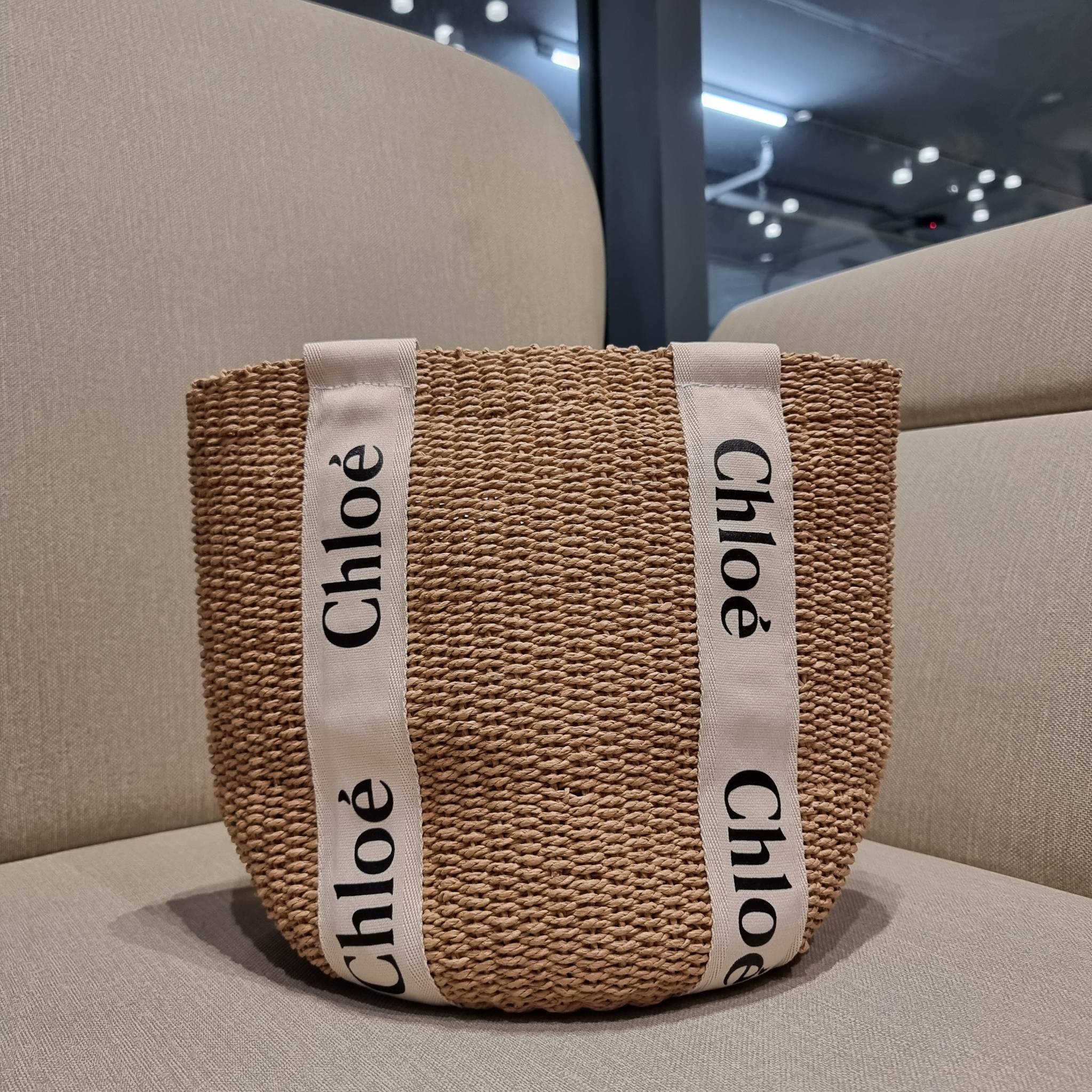 CHLOE LARGE WOODY BASKET กระเป๋าสะพายสานทรงตะกร้า ยอดฮิตติดลมของแบรนด์ ด้วยวัสดุสังเคราห์จากธรรมชาติ สานทอเต็มใบออกมาเป็นลวดลายสวยงาม ตัดด้วยริบบิ้นคาดโดดเด่น ภายในโล่งกว้างมาก จุของได้เต็มที่ เป็นดีไซน์ผู้ดีย้อนยุคที่ดูแพงจริงๆ ใบนี้สามารถสะพายไปเที่ยว ไ