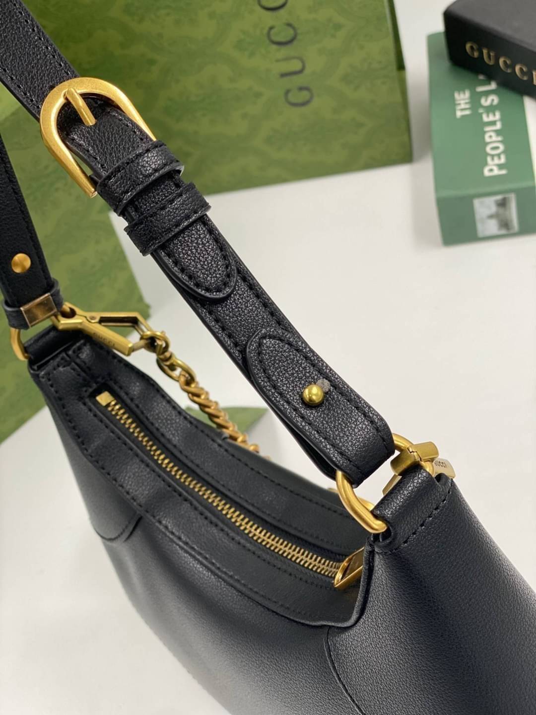 GUCCI Aphrodite small shoulder bag กระเป๋าสะพายทรงคลาสสิค ดีไซน์ย้อนยุคผสานความโมเดิร์นด้วยรูปทรงพอช ที่ใช้งานได้ทุกสไตล์ วัสดุหนังแคนวาส ทนทาน ภายในกระเป๋าเป็นช่องโล่ง