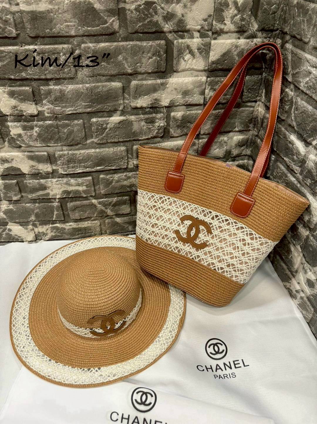 Set MIU MIU Tote Bag with Summer Hat สุดคุ้มในเซท 2 ชิ้น หมวกและกระเป๋าสะพายทรงโท้ทงานสานใบใหญ่ รับ Summer ดีไซน์เข้าชุด เหมาะมากกับการสะพายไปเที่ยวทะเล หรือจะใช้ในวันสบายๆก็ตอบโจทย์