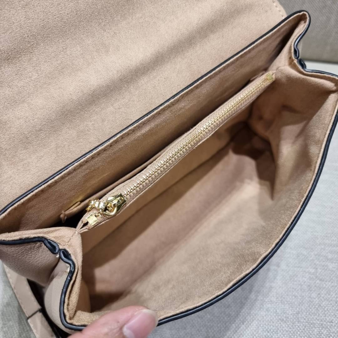 VIP 🥂 LV MADELEINE BAG ใหม่ล่าสุด อีกหนึ่งรุ่นคลาสสิคหายาก ที่สาวๆรอคอย กระเป๋าถือ/สะพายข้าง ดีไซน์เรียบง่าย แต่เต็มไปด้วยดีเทลความหรู วัสดุหนังวัวปั๊มลายเอกลักษณ์ เปิด‐ปิดด้วยอะไหล่กดล็อคสีทองหรู และมีพวงหนังห้อยพิเศษแถมมาให้ด้วย ภายในแบ่งสัดส่วน
